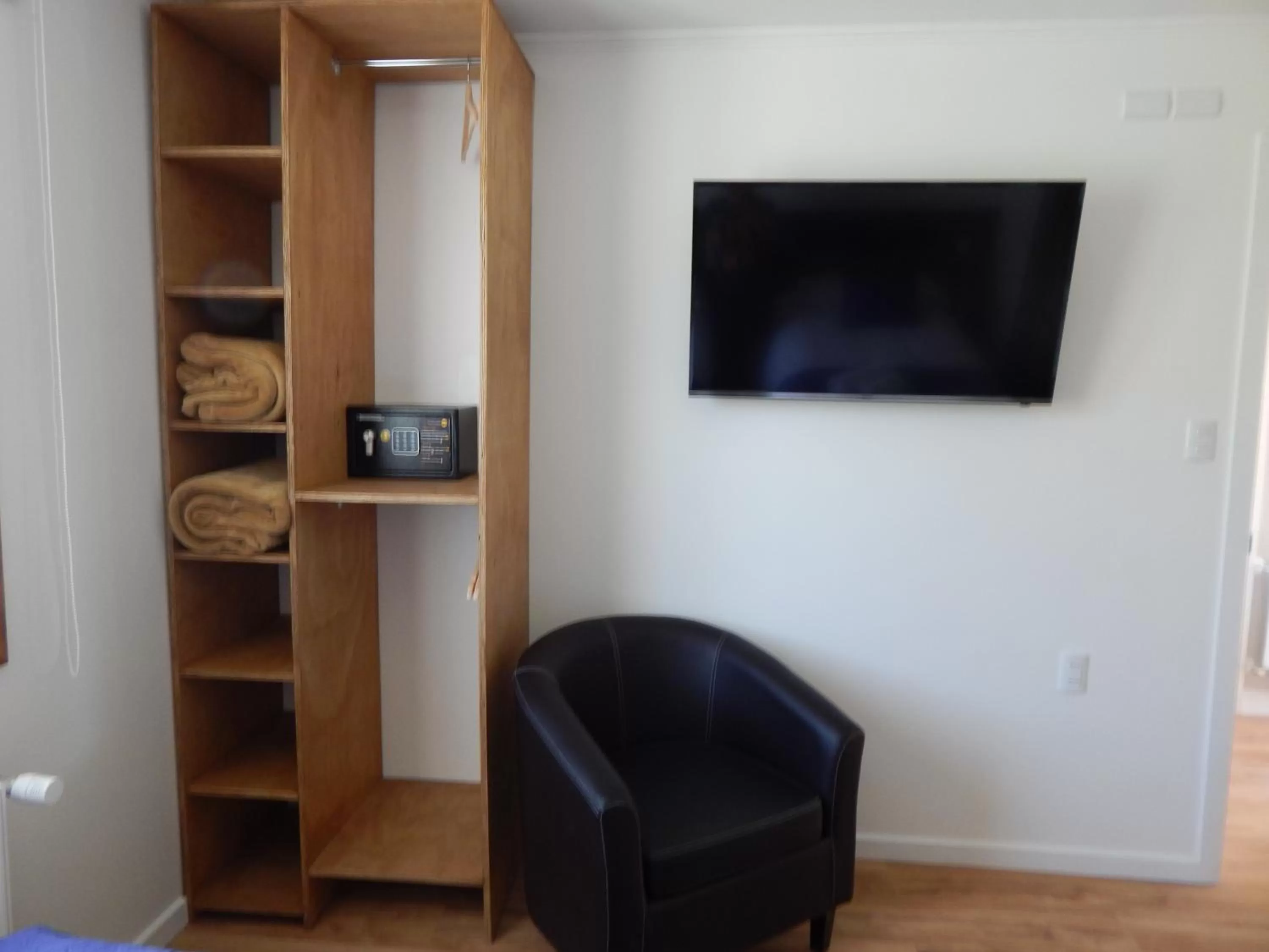 TV and multimedia, TV/Entertainment Center in Hostal Buenavista Patagonia