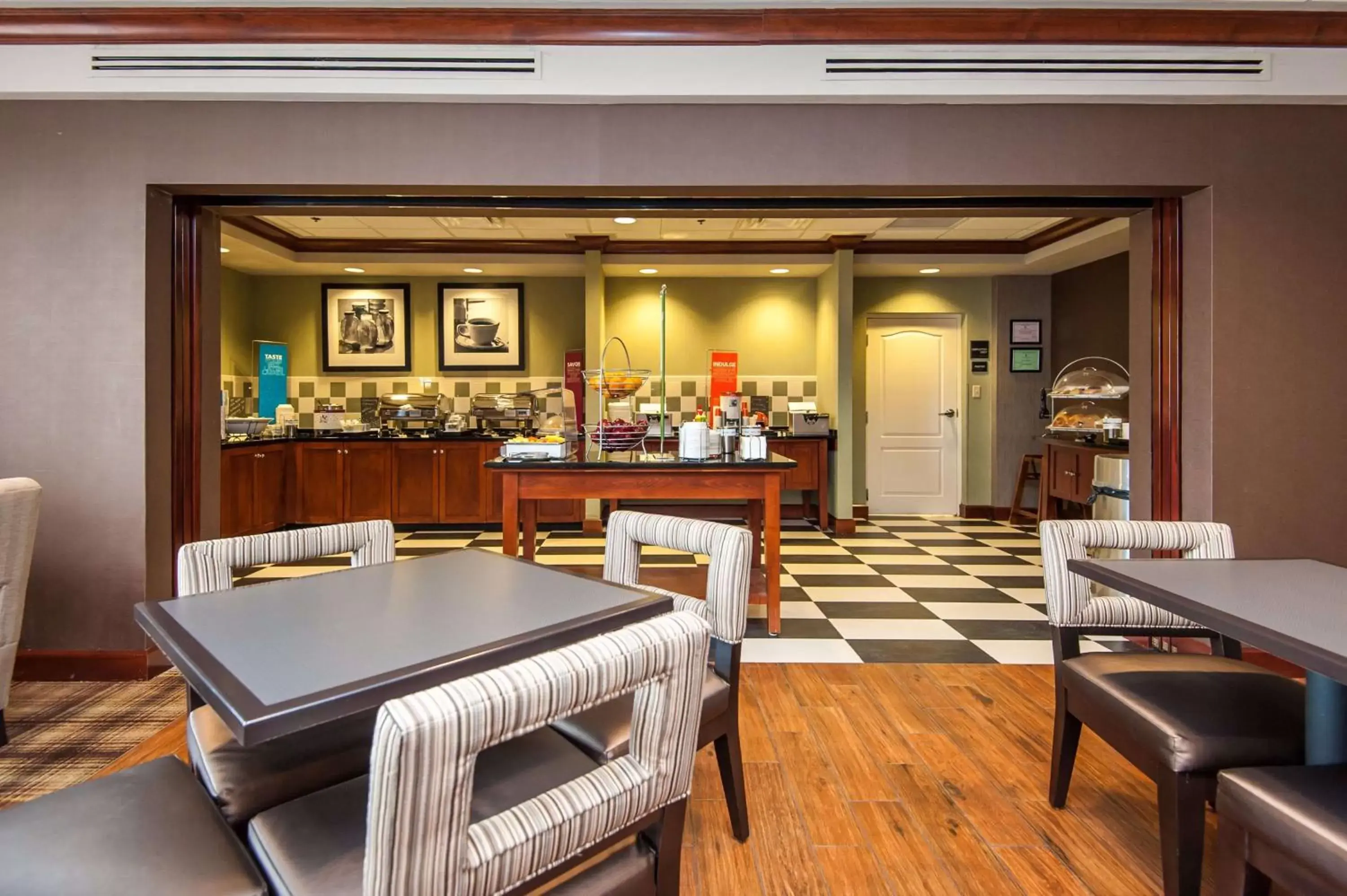 Dining area, Restaurant/Places to Eat in Hampton Inn South Kingstown - Newport Area