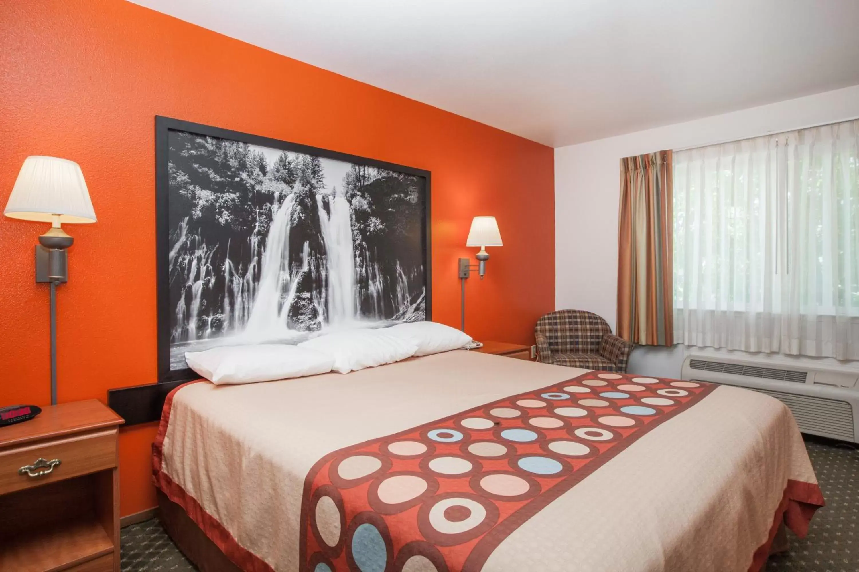 King Room - Non-Smoking in Super 8 by Wyndham Cloverdale Wine Country King Room - Non-Smoking in Super 8 by Wyndham Cloverdale Wine Country