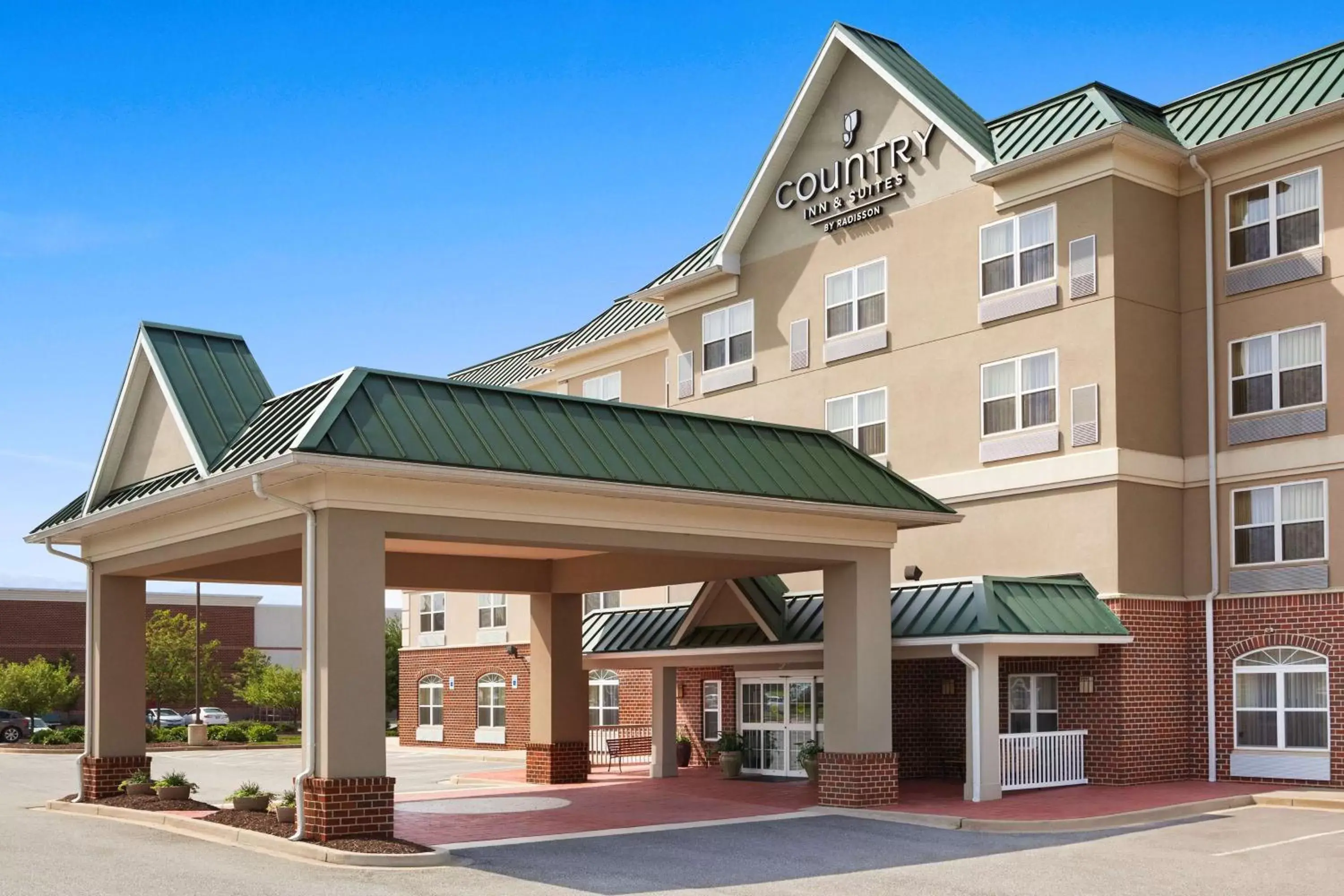 Property building in Country Inn & Suites by Radisson, Lexington Park (Patuxent River Naval Air Station), MD