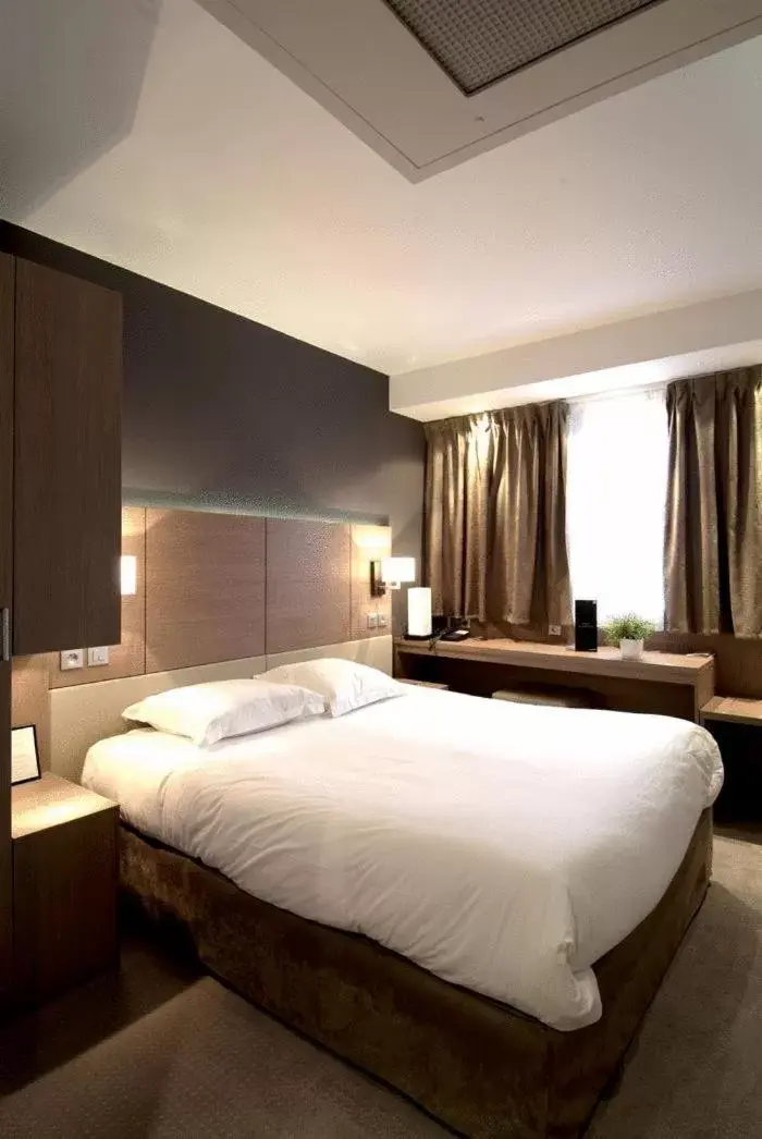 Photo of the whole room, Bed in The Originals Boutique, Hôtel Marytel, Montbrison Photo of the whole room, Bed in The Originals Boutique, Hôtel Marytel, Montbrison