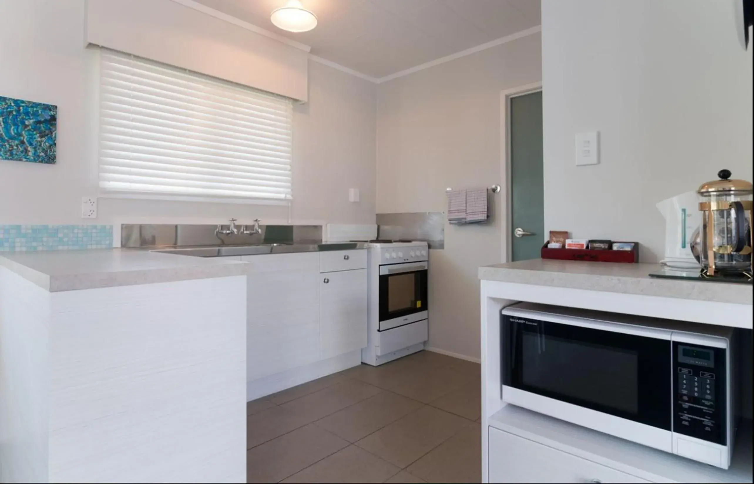 Kitchen or kitchenette, Kitchen/Kitchenette in Averill Court Motel