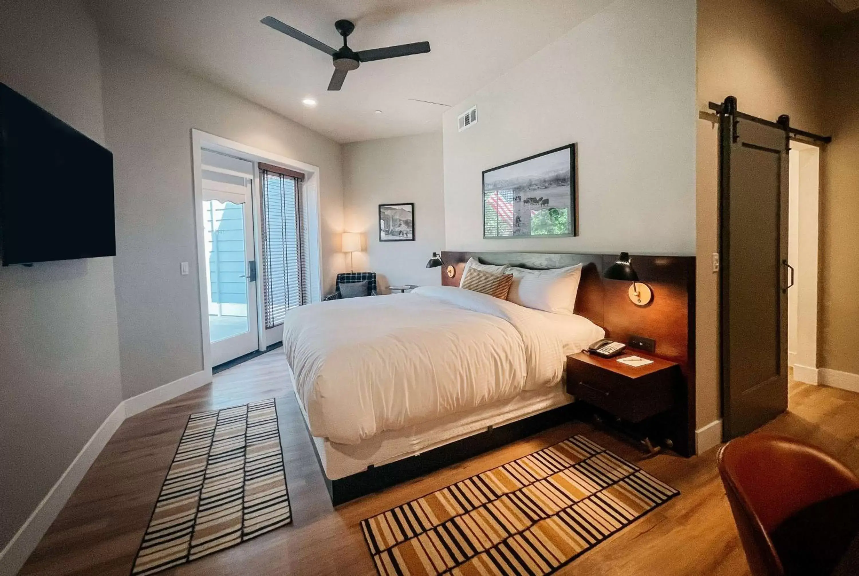 Photo of the whole room, Bed in Gateway Hotel, Trademark Collection by Wyndham