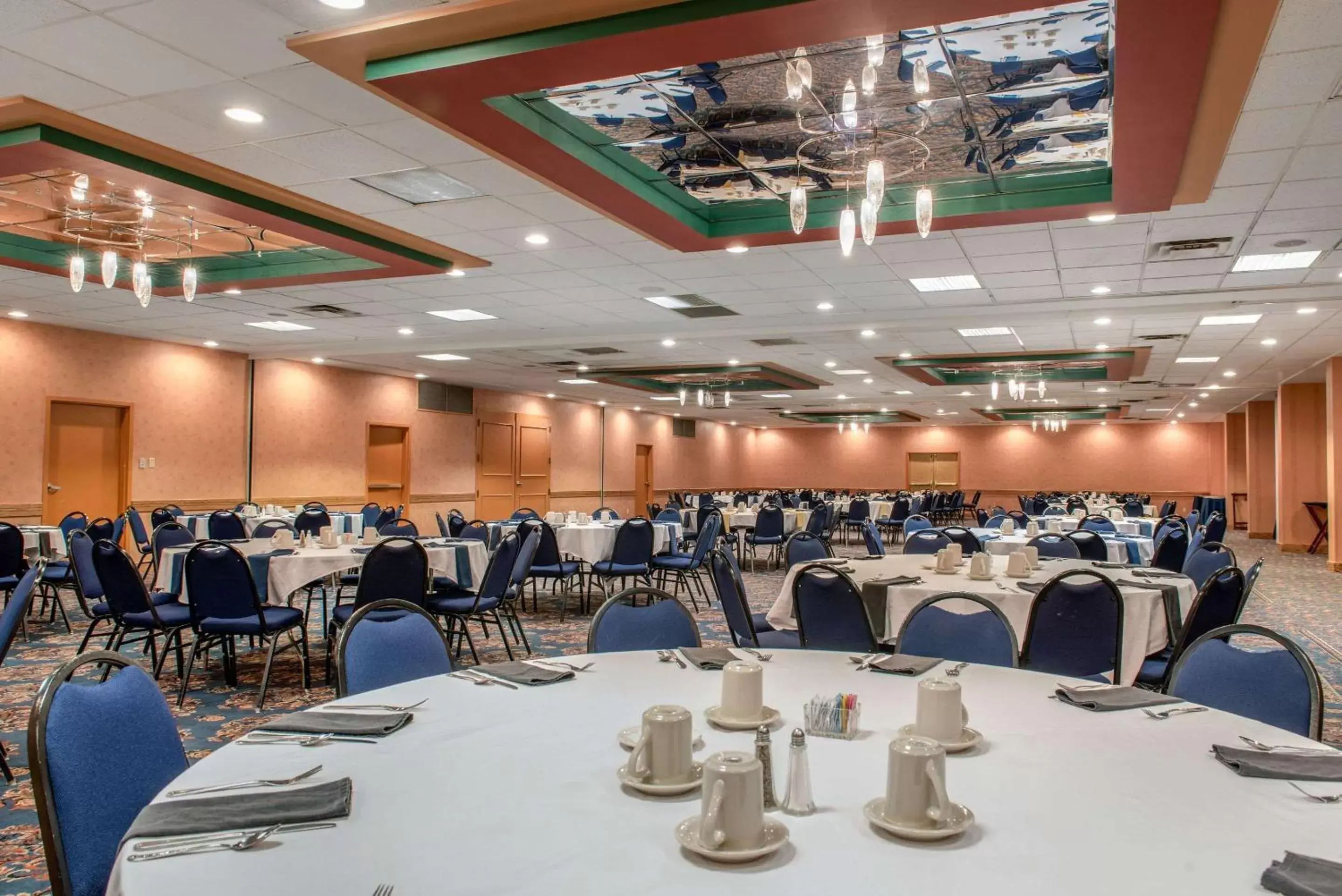 On site, Restaurant/Places to Eat in Quality Hotel Conference Center Cincinnati Blue Ash