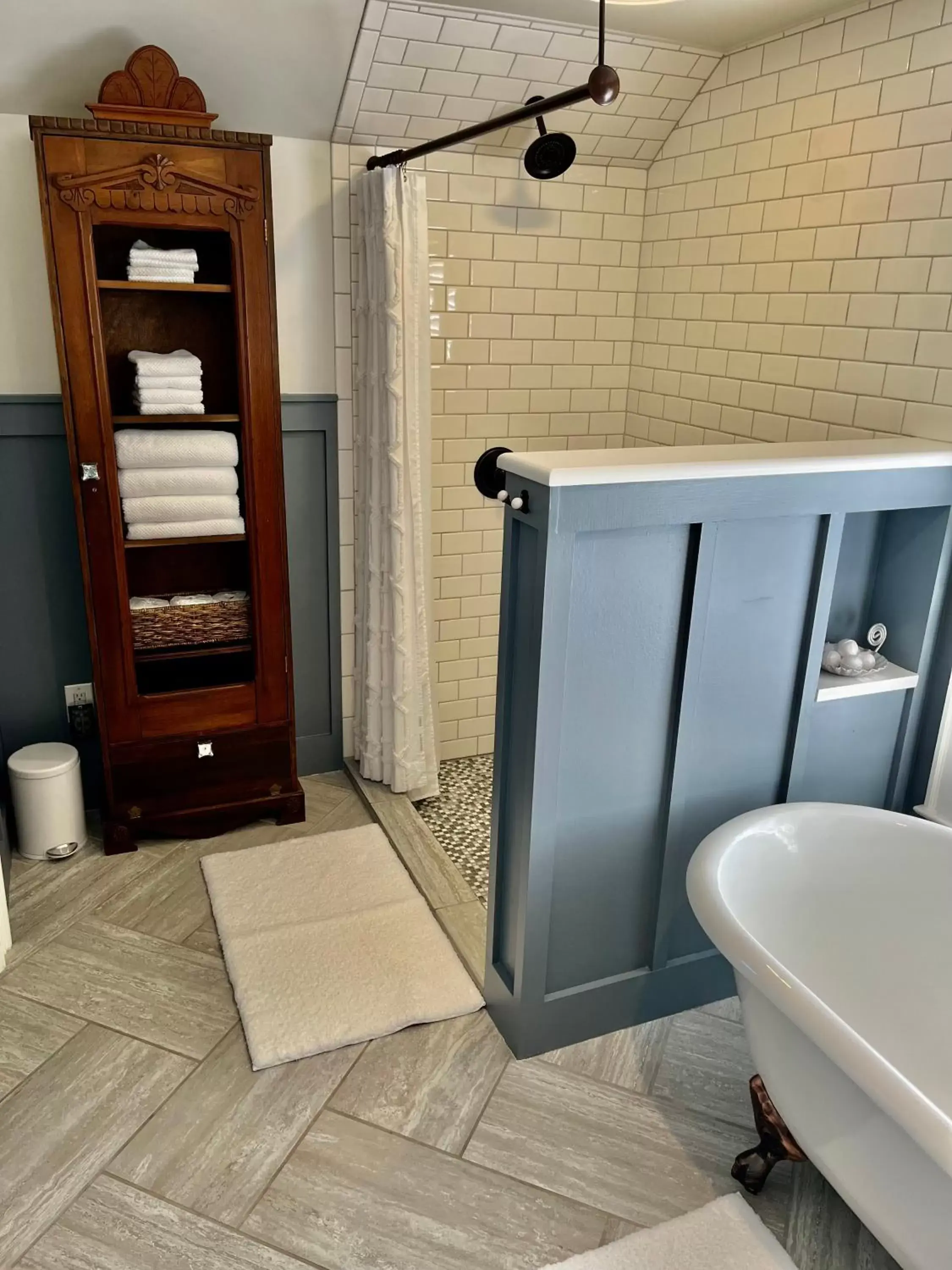 Bathroom in The Holly and Ivy Inn