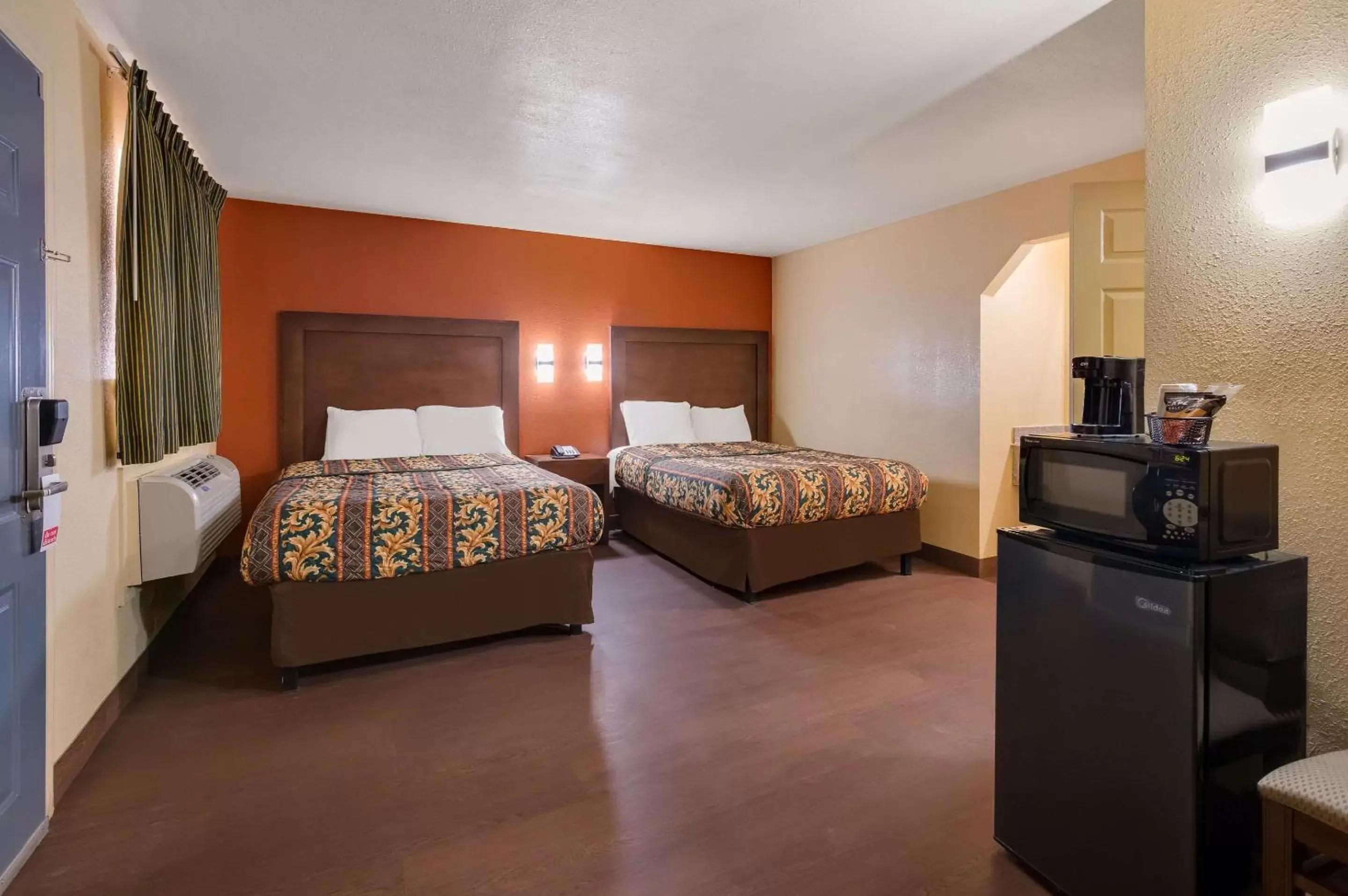 Bedroom, Bed in Rodeway Inn & Suites East
