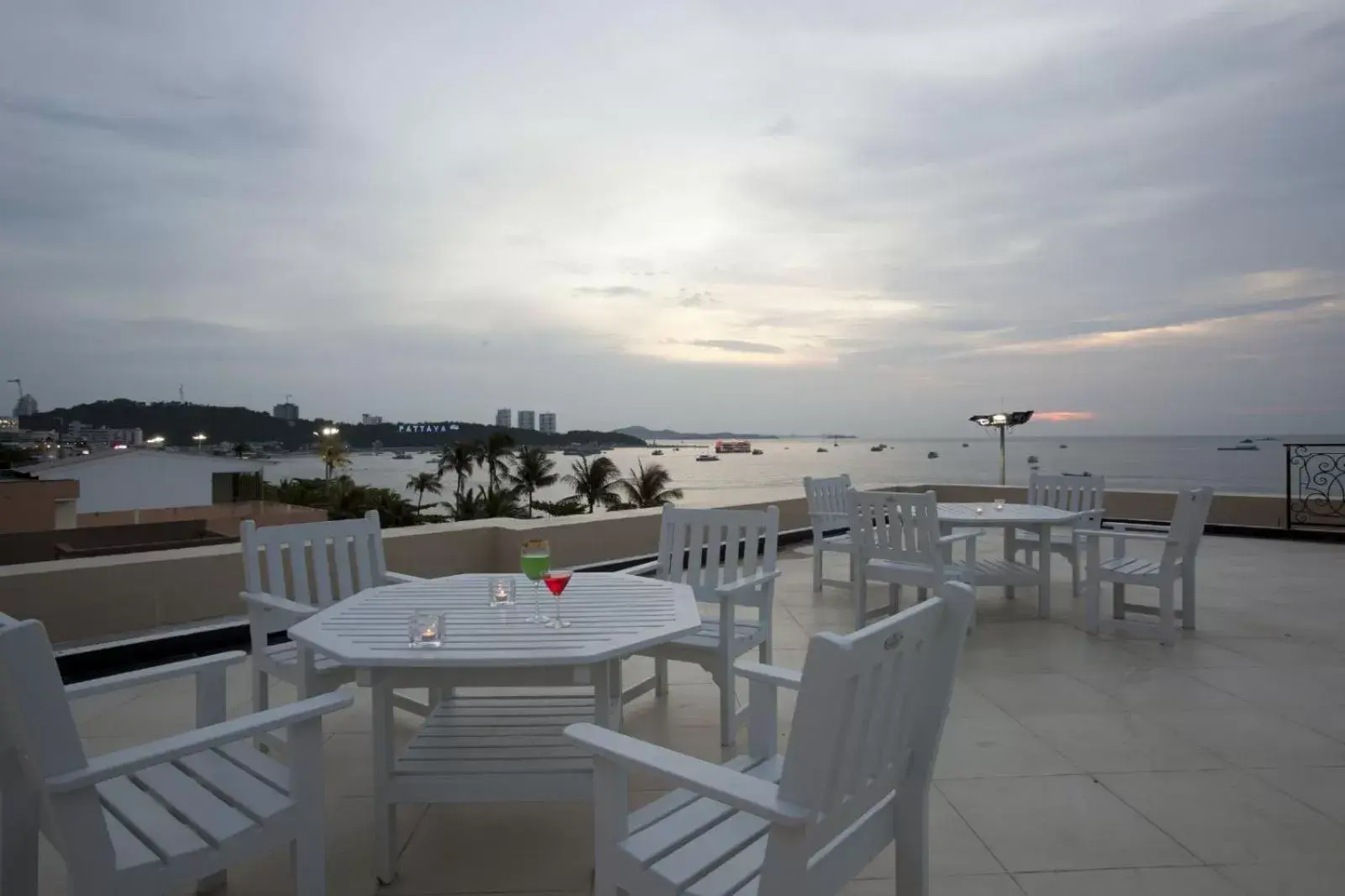 Beach, Balcony/Terrace in LK The Empress