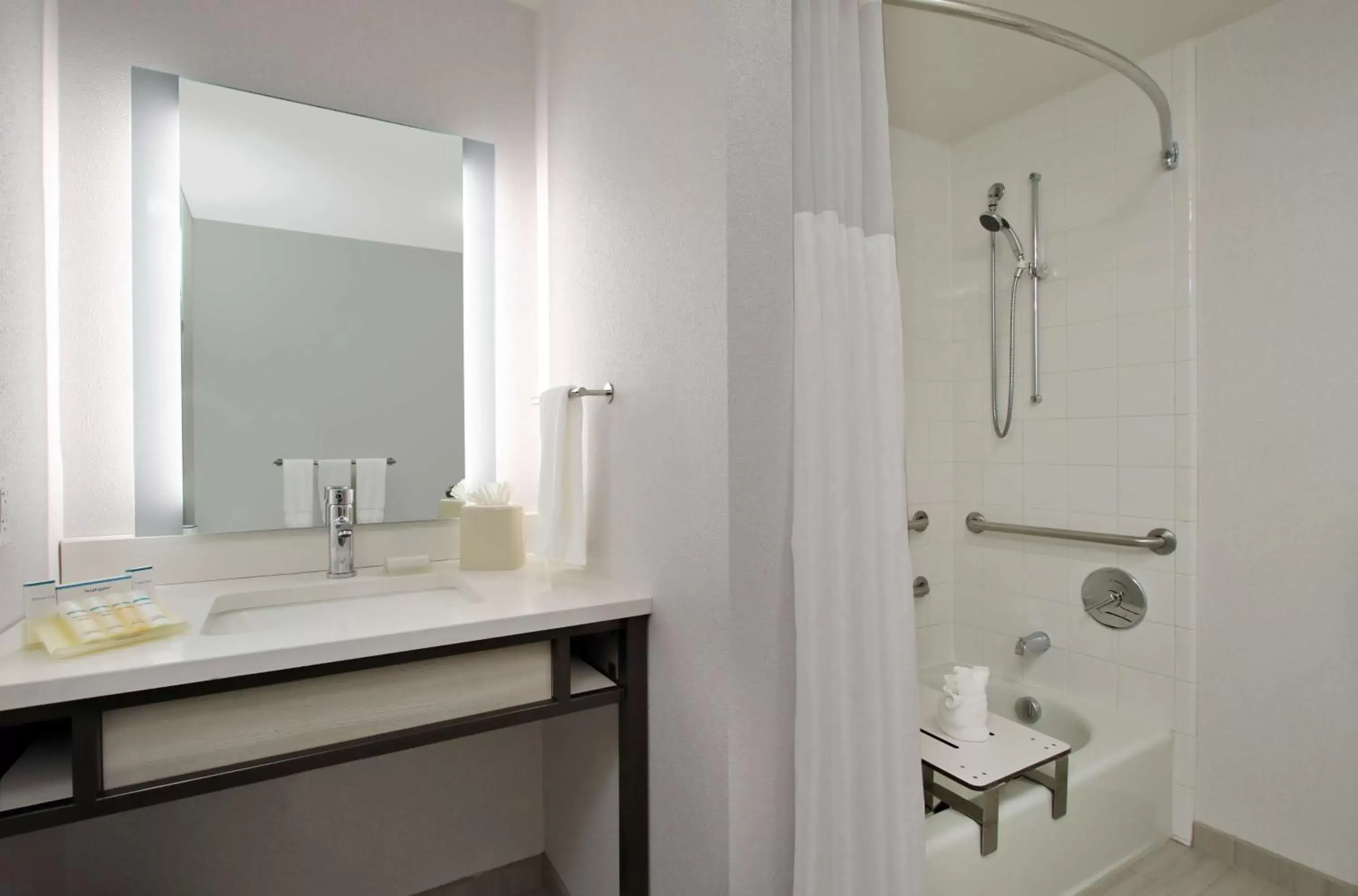 Bathroom in Hilton Garden Inn Columbus-University Area