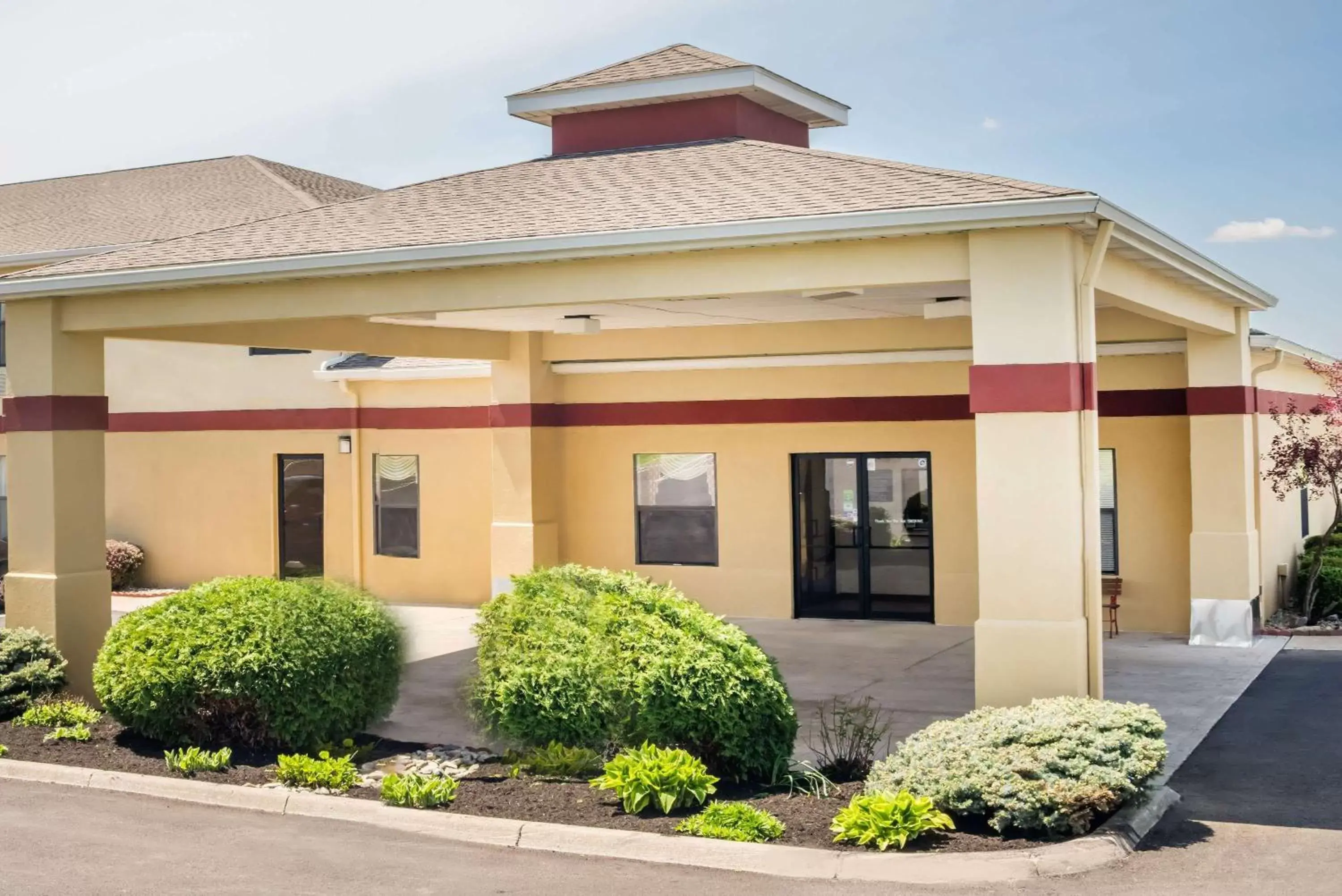 Property Building in Super 8 by Wyndham Bellefontaine