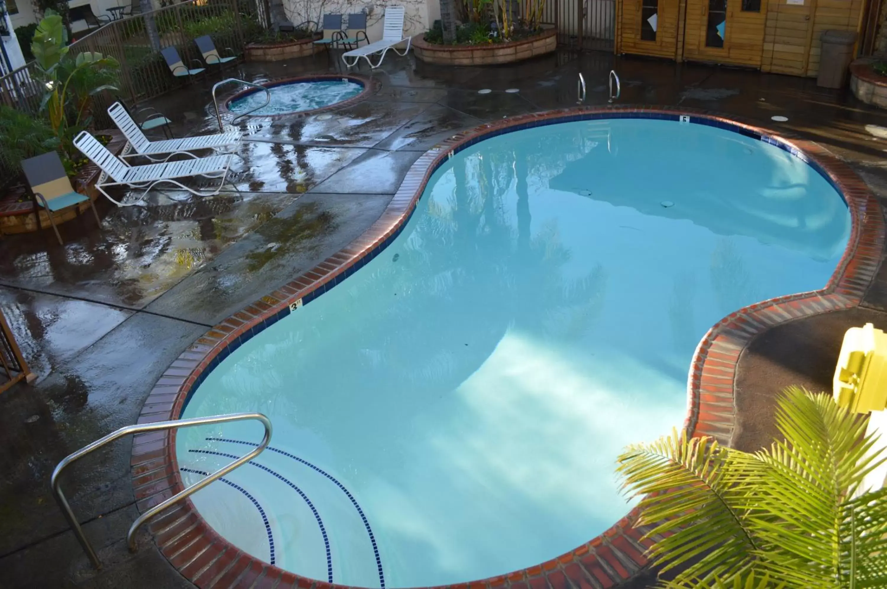 Swimming pool in Dynasty Suites Redlands Swimming pool in Dynasty Suites Redlands