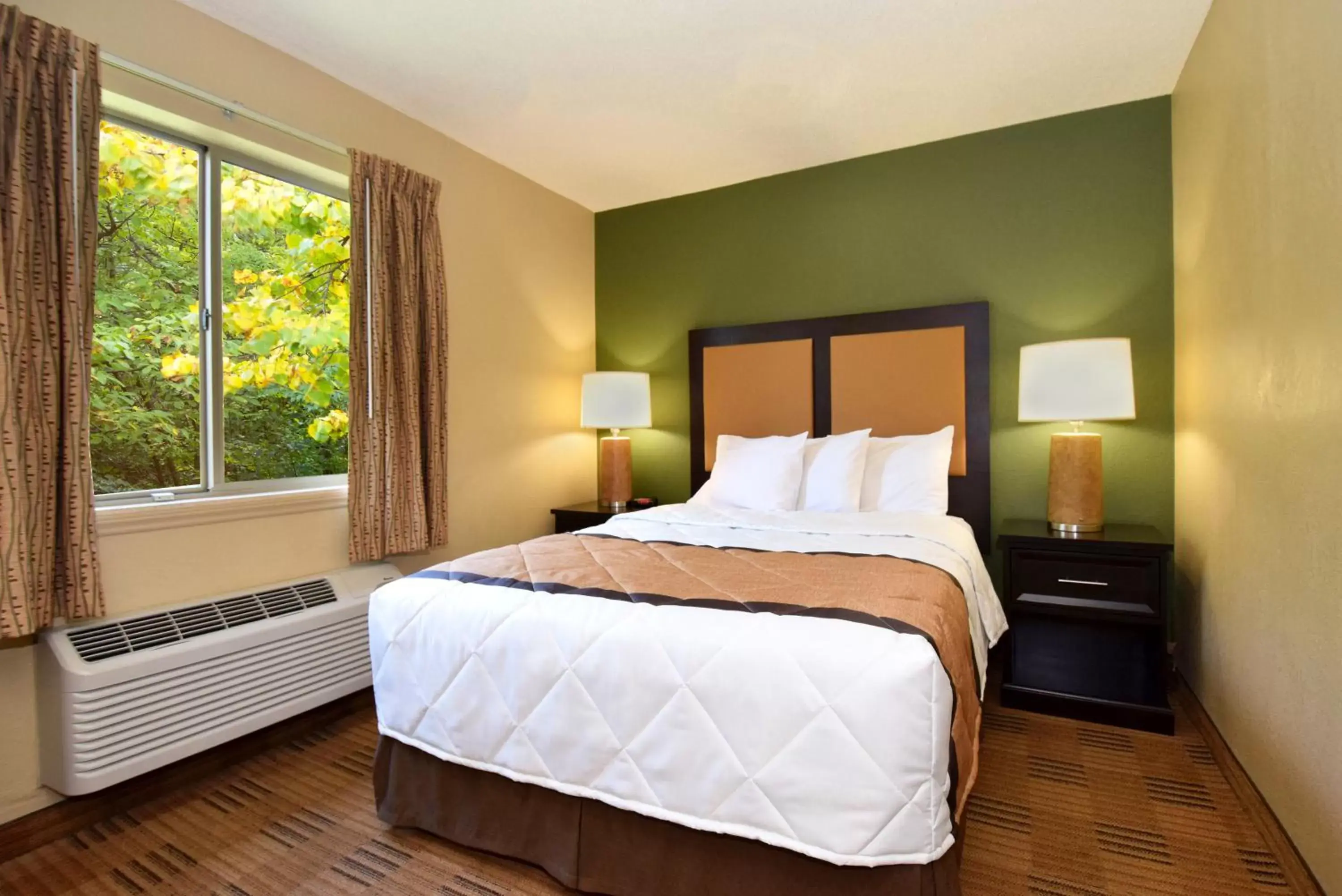 Bed in Extended Stay America Suites - St Louis - Earth City