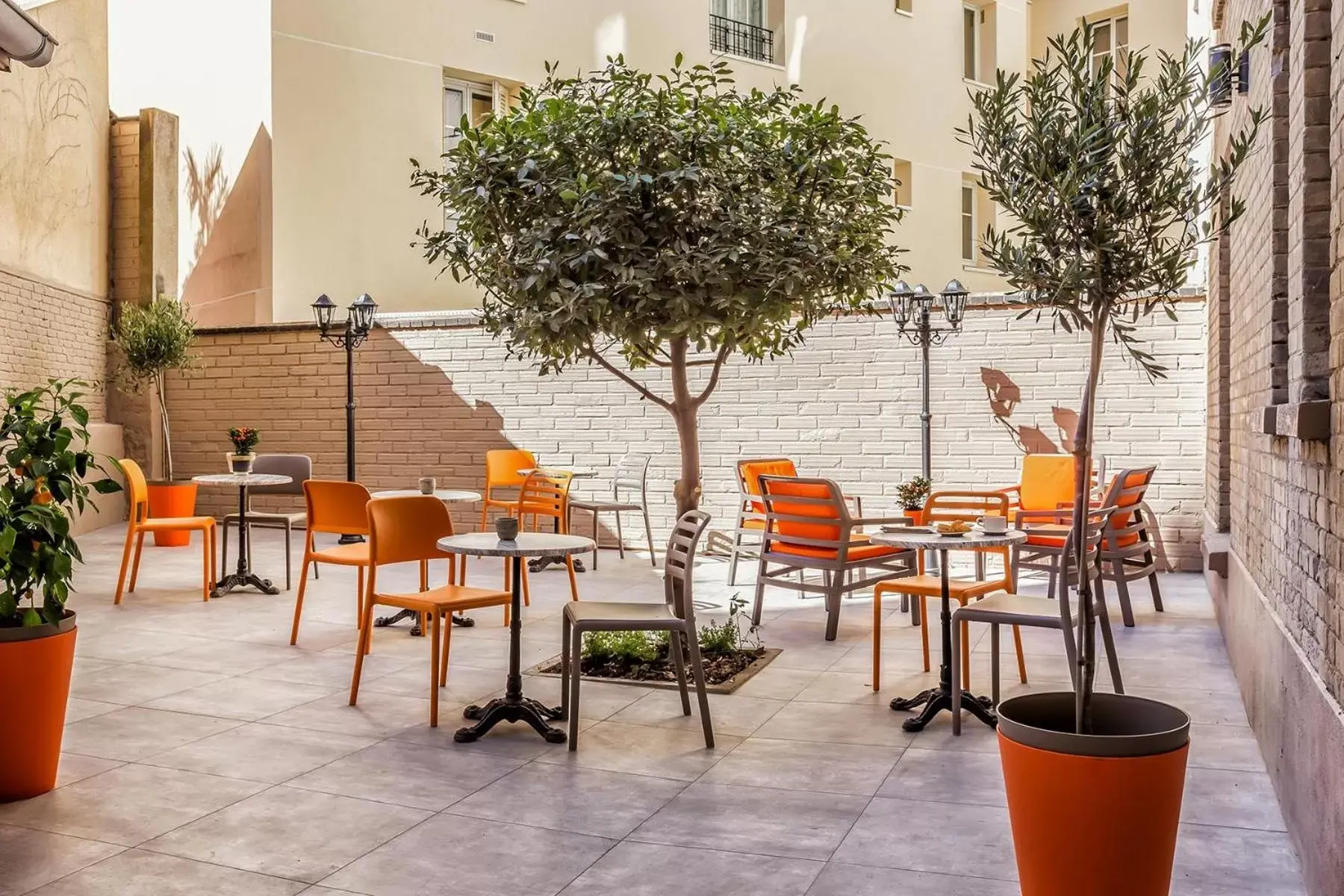 Patio in Paris d'Issy Hôtel Porte de Versailles