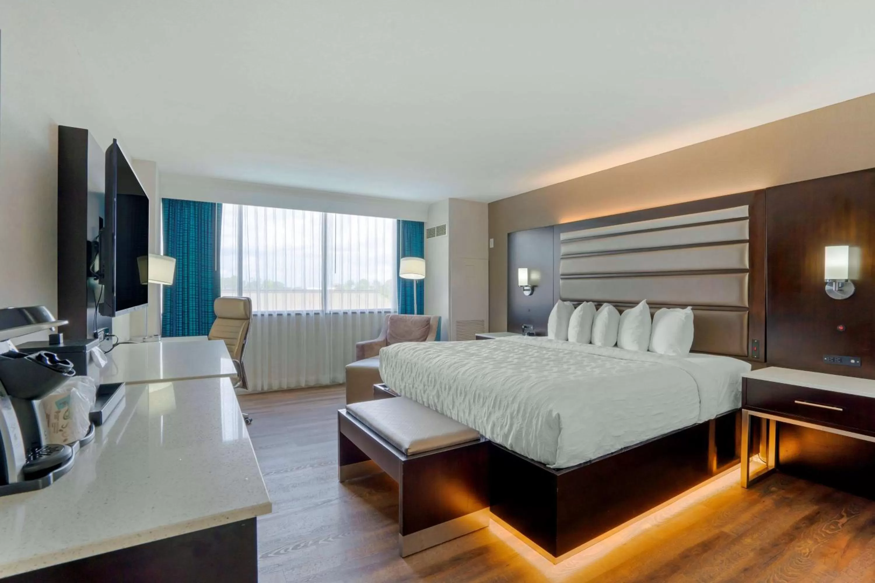 King Room in Premier Jacksonville Deerwood Hotel