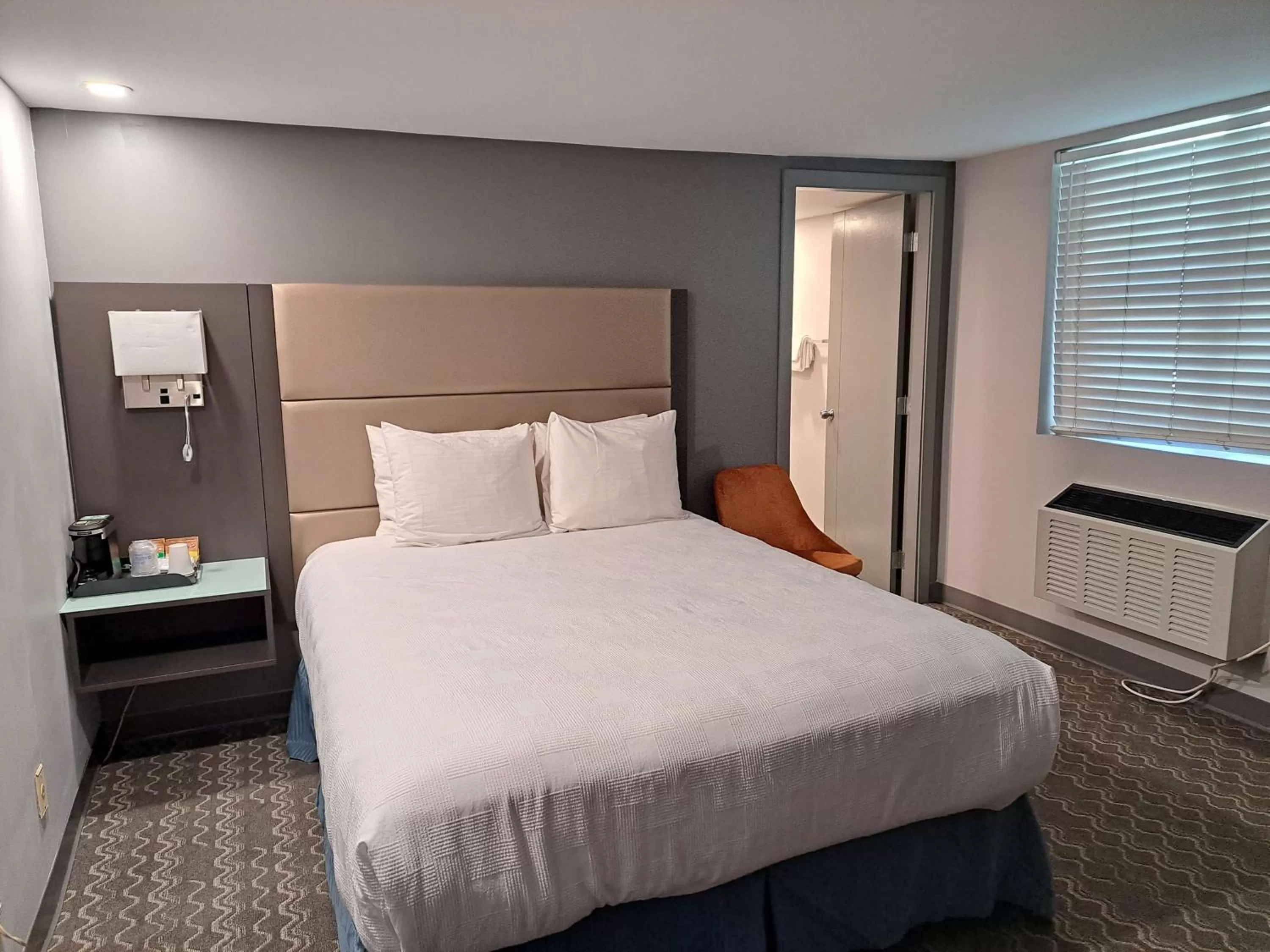 Bedroom, Bed in Best Western Plus Vancouver Airport Hotel
