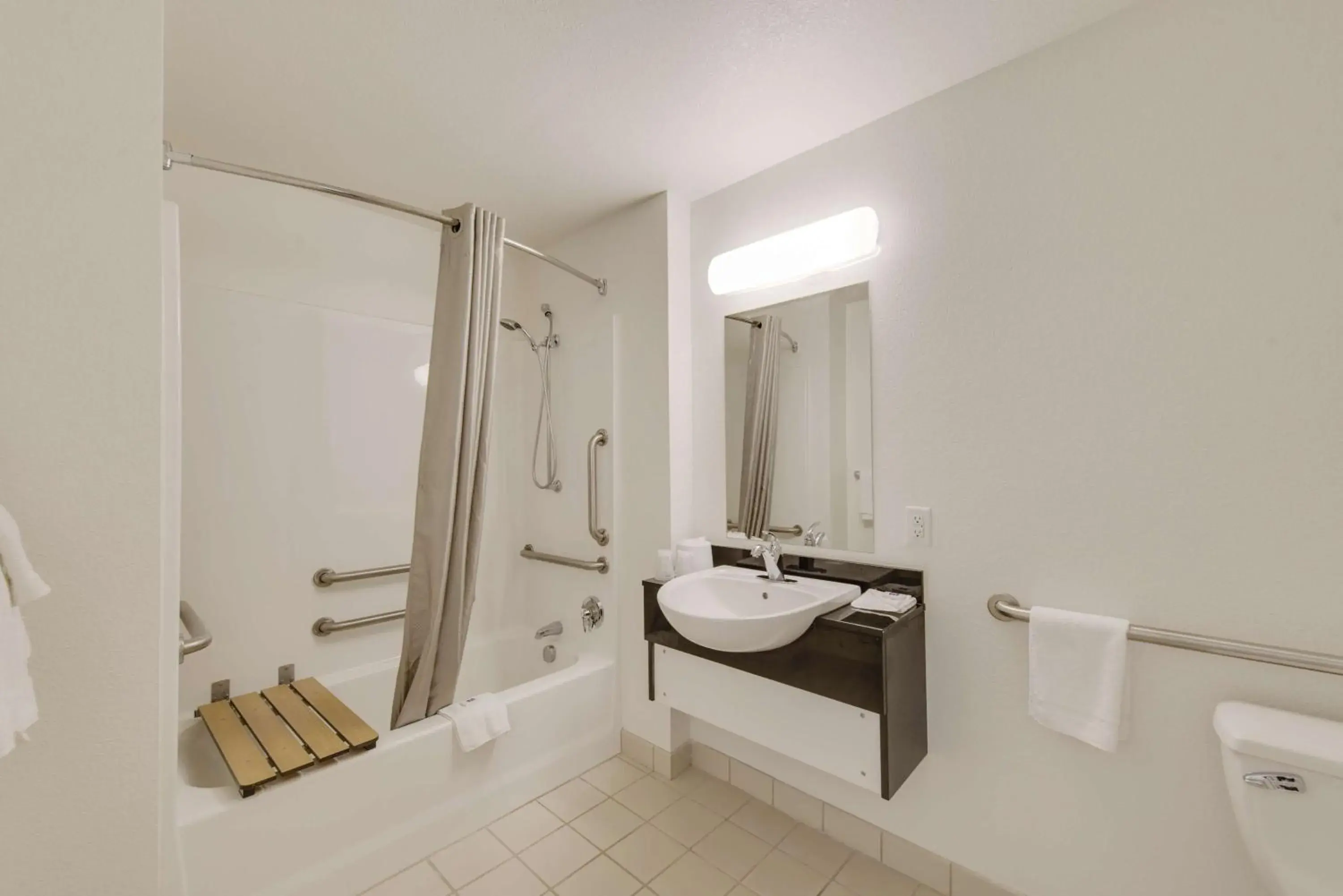 Quadruple Room - Smoking in Motel 6 Virginia Beach Quadruple Room - Smoking in Motel 6 Virginia Beach