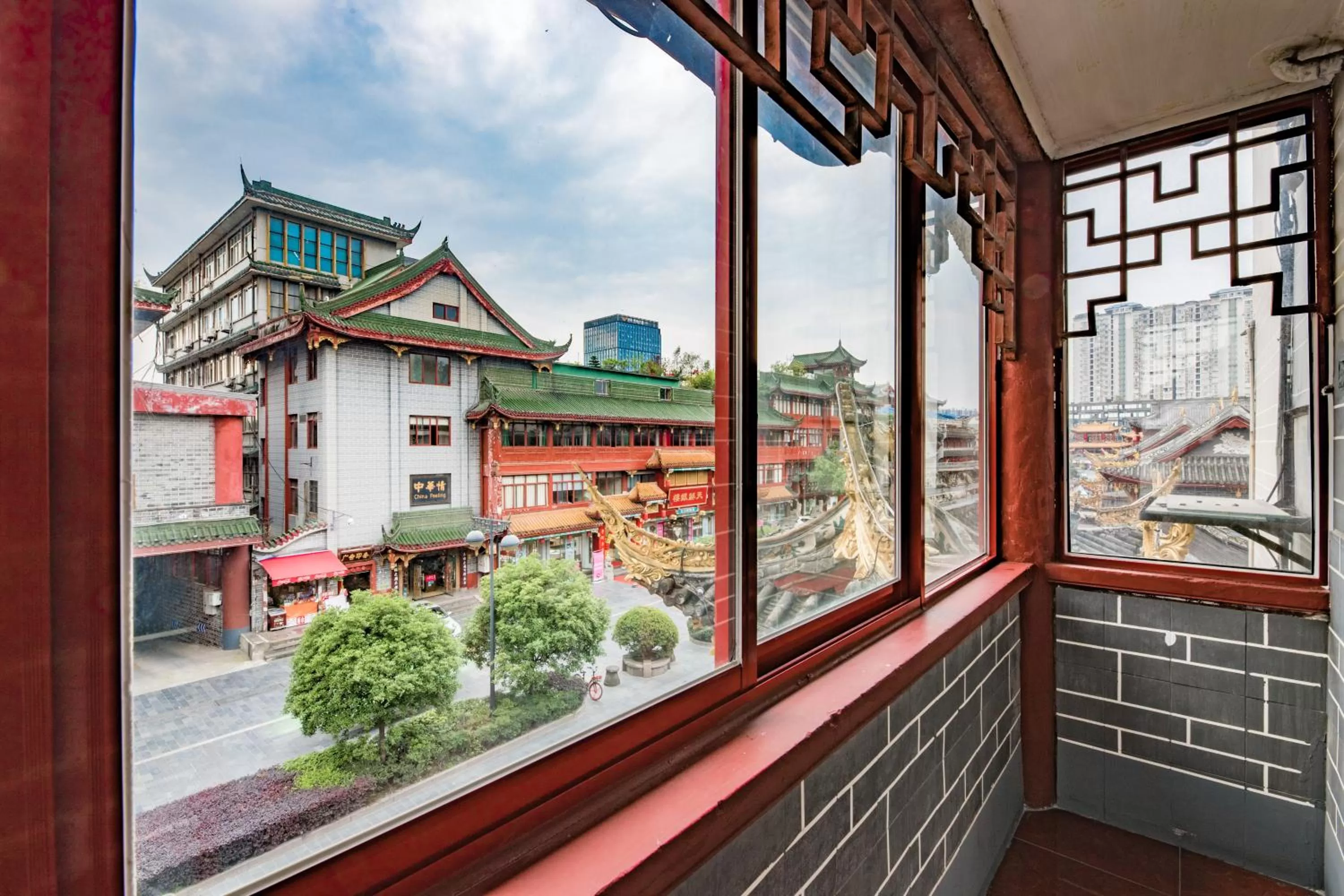 Property building in Wenjun Courtyard Hotel---3mins walk from Tonghuimen metro station ,next to People`s Park, fluent English service ,travel agency