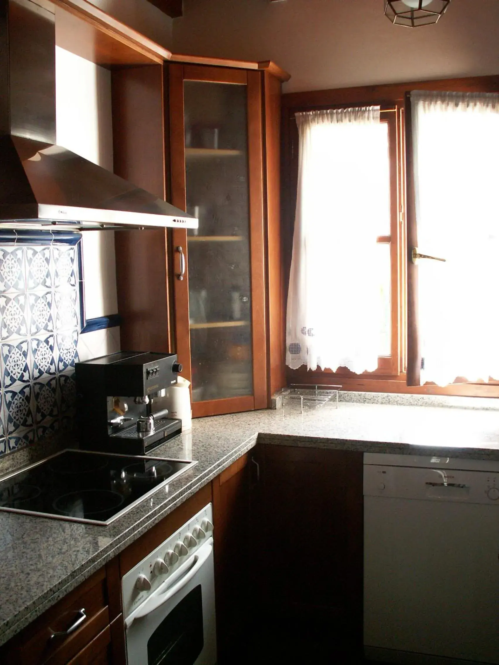 Kitchen or kitchenette, Kitchen/Kitchenette in Oasis Backpackers' Hostel Granada