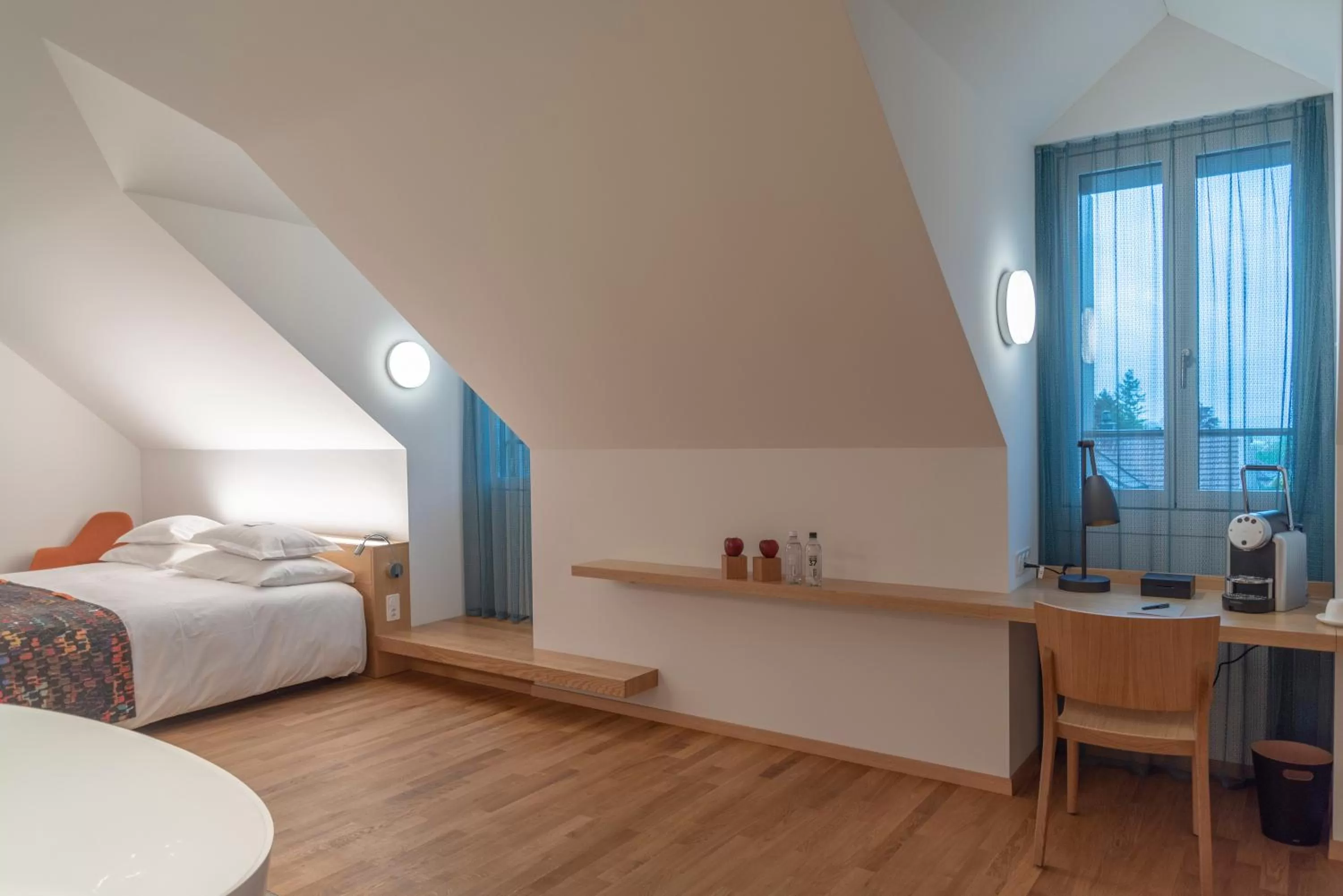 Bed in CASPAR Swiss Quality Hotel