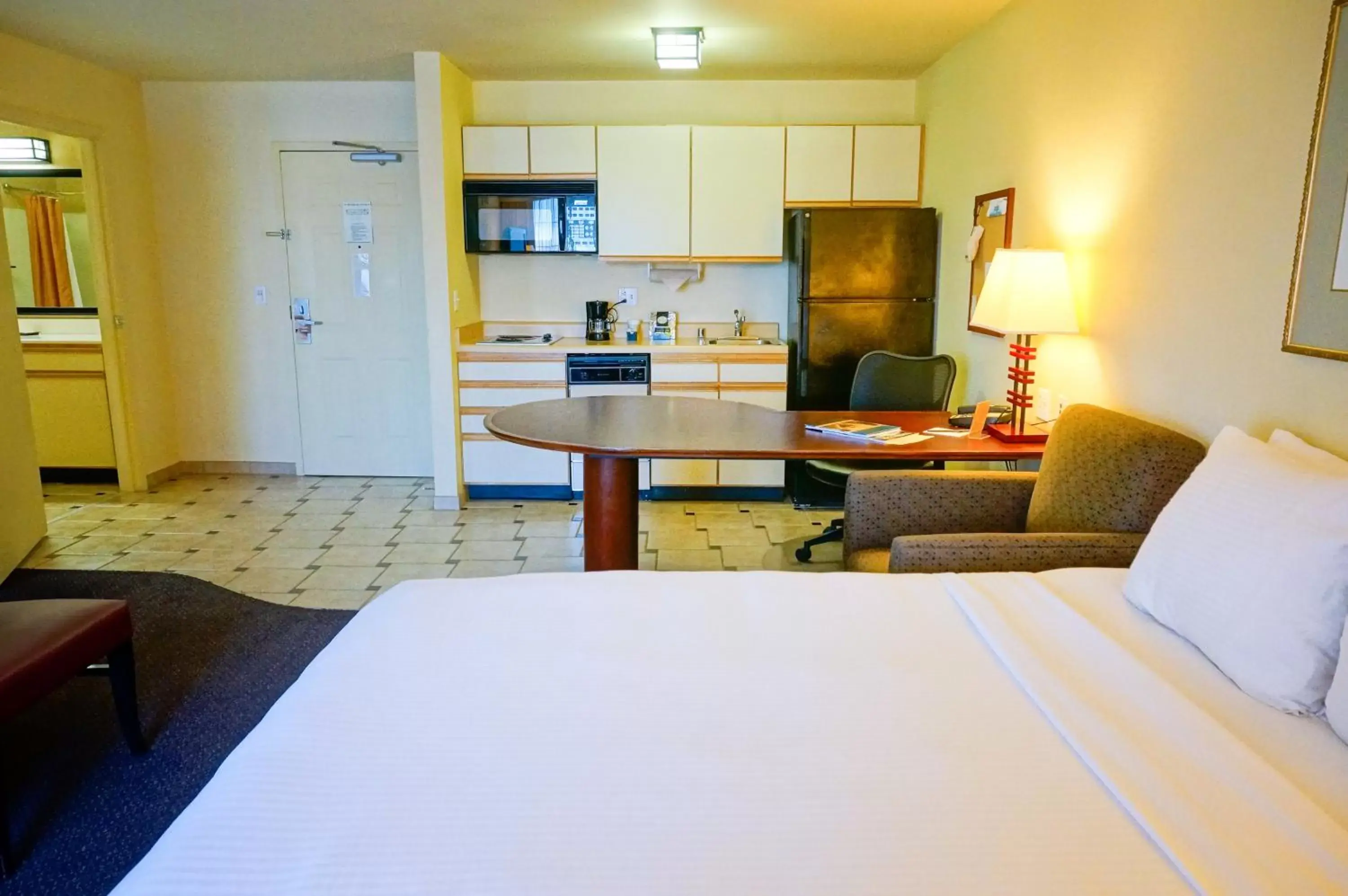 Kitchen or kitchenette, Bed in Larkspur Landing Pleasanton-An All-Suite Hotel