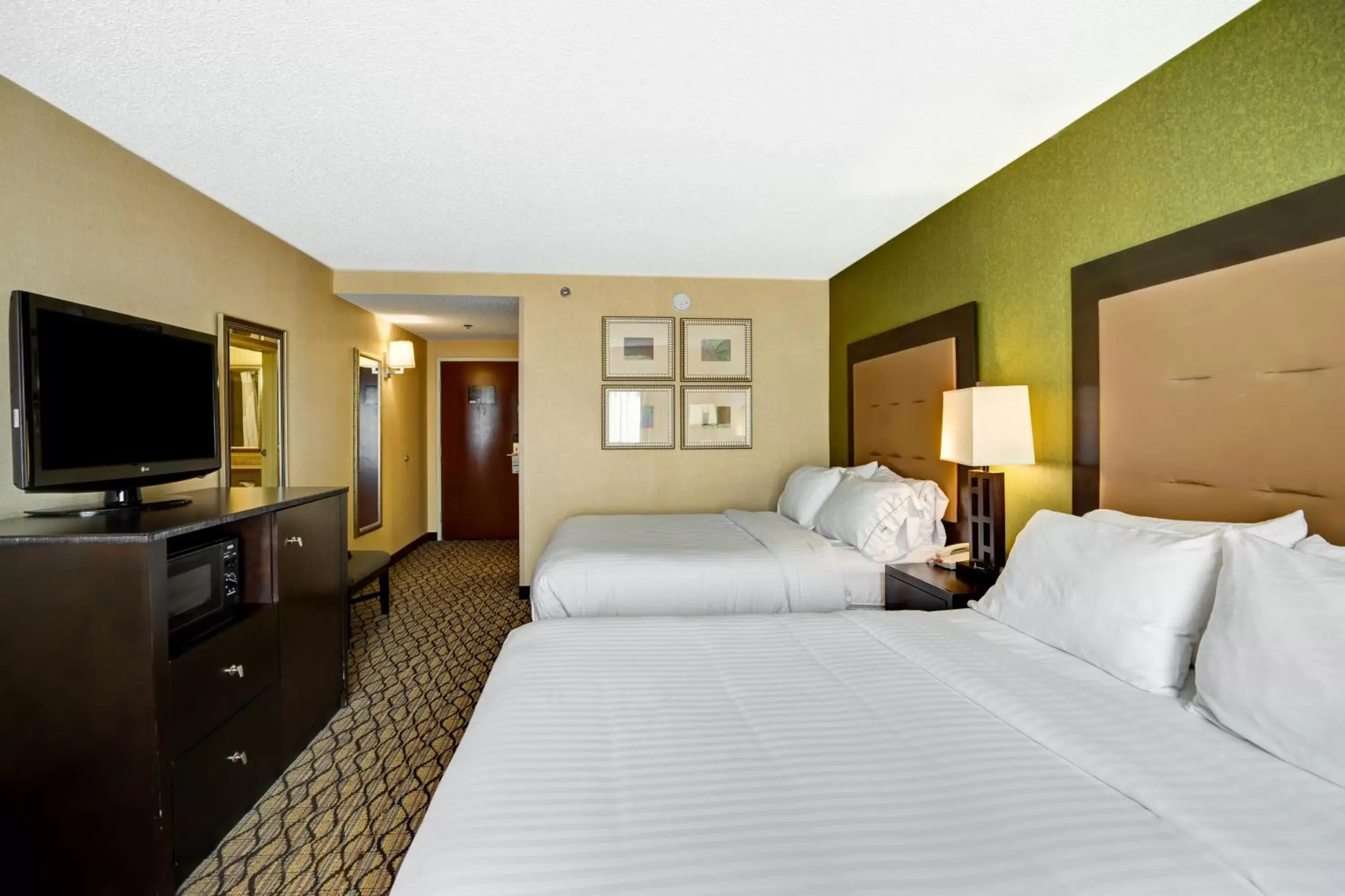 Photo of the whole room, Bed in Holiday Inn Express Hotel & Suites Christiansburg, an IHG Hotel