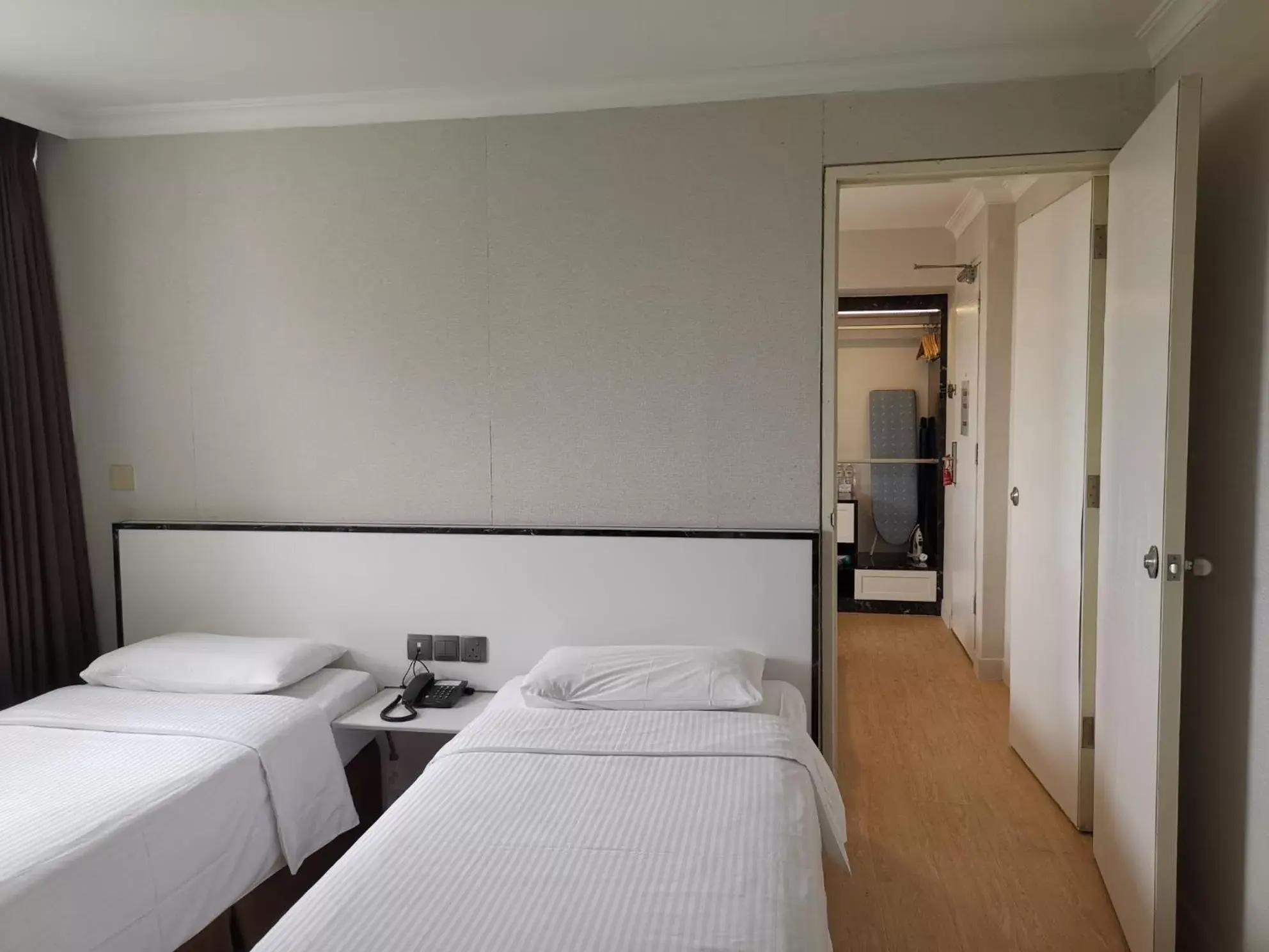 Restaurant/places to eat, Bed in YMCA One Orchard Restaurant/places to eat, Bed in YMCA One Orchard