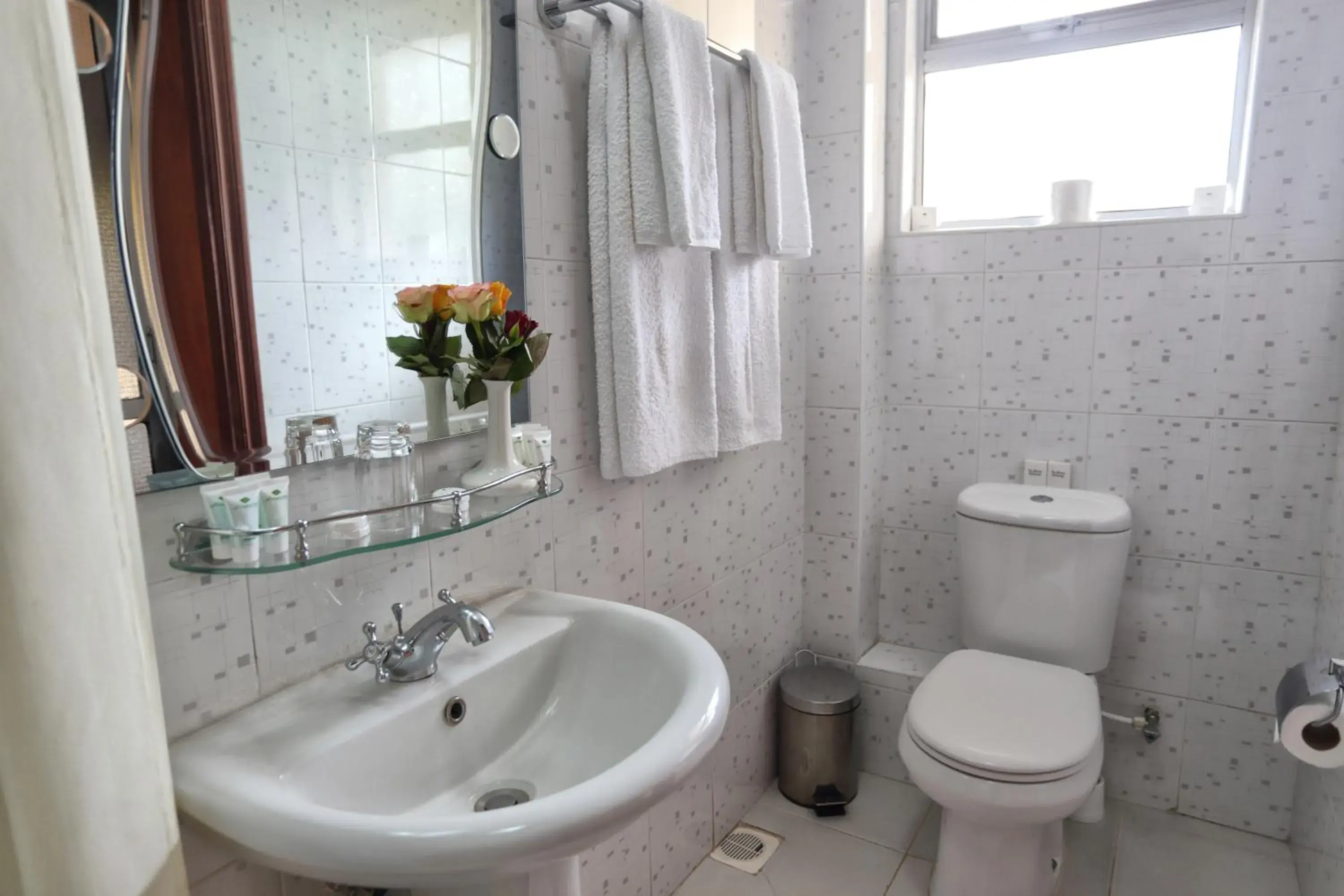 Shower, Bathroom in Longview Suites Hotel
