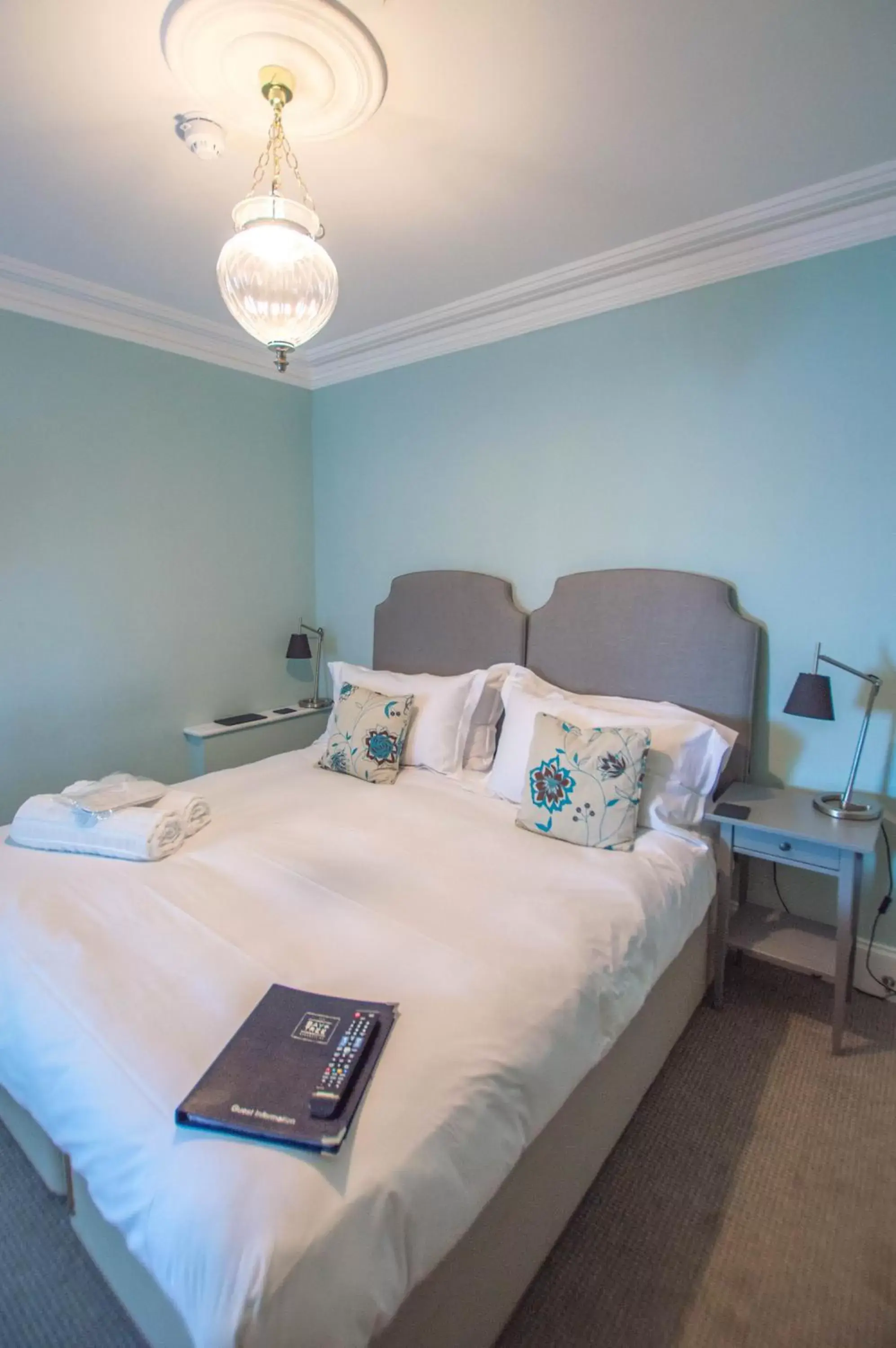 Photo of the whole room, Bed in Bay Tree Broadstairs