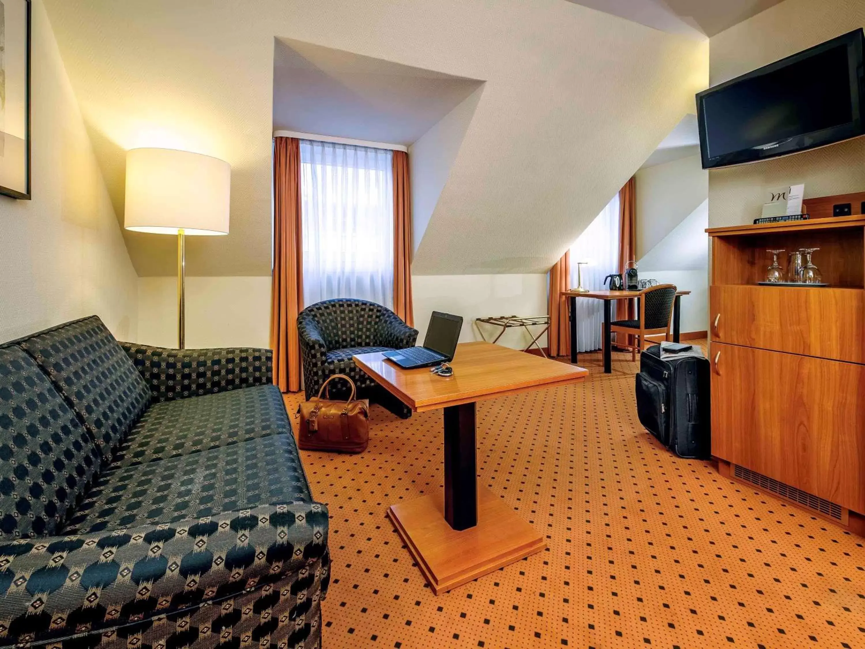 Photo of the whole room, Seating Area in Mercure Hotel München Altstadt