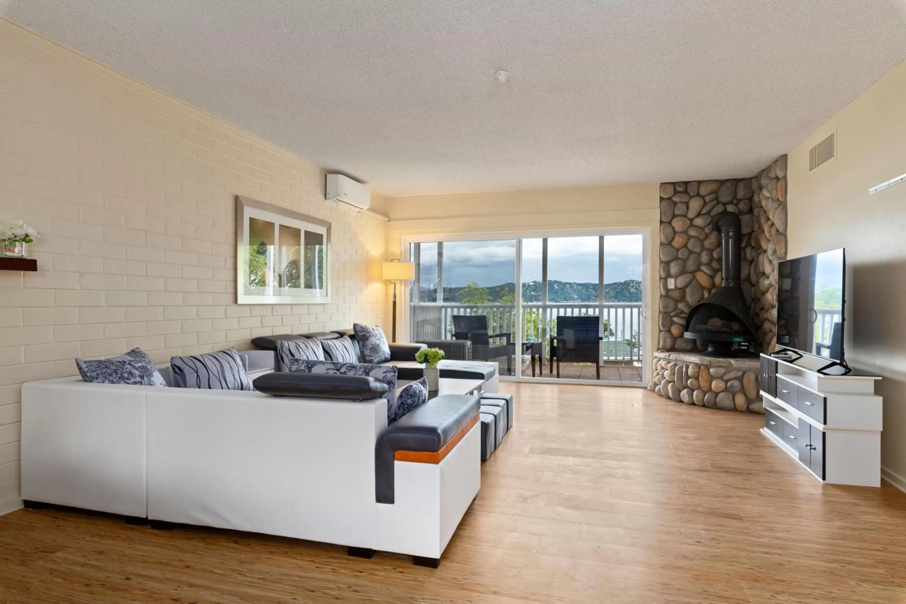 TV and multimedia, Seating Area in Konocti Harbor Resort