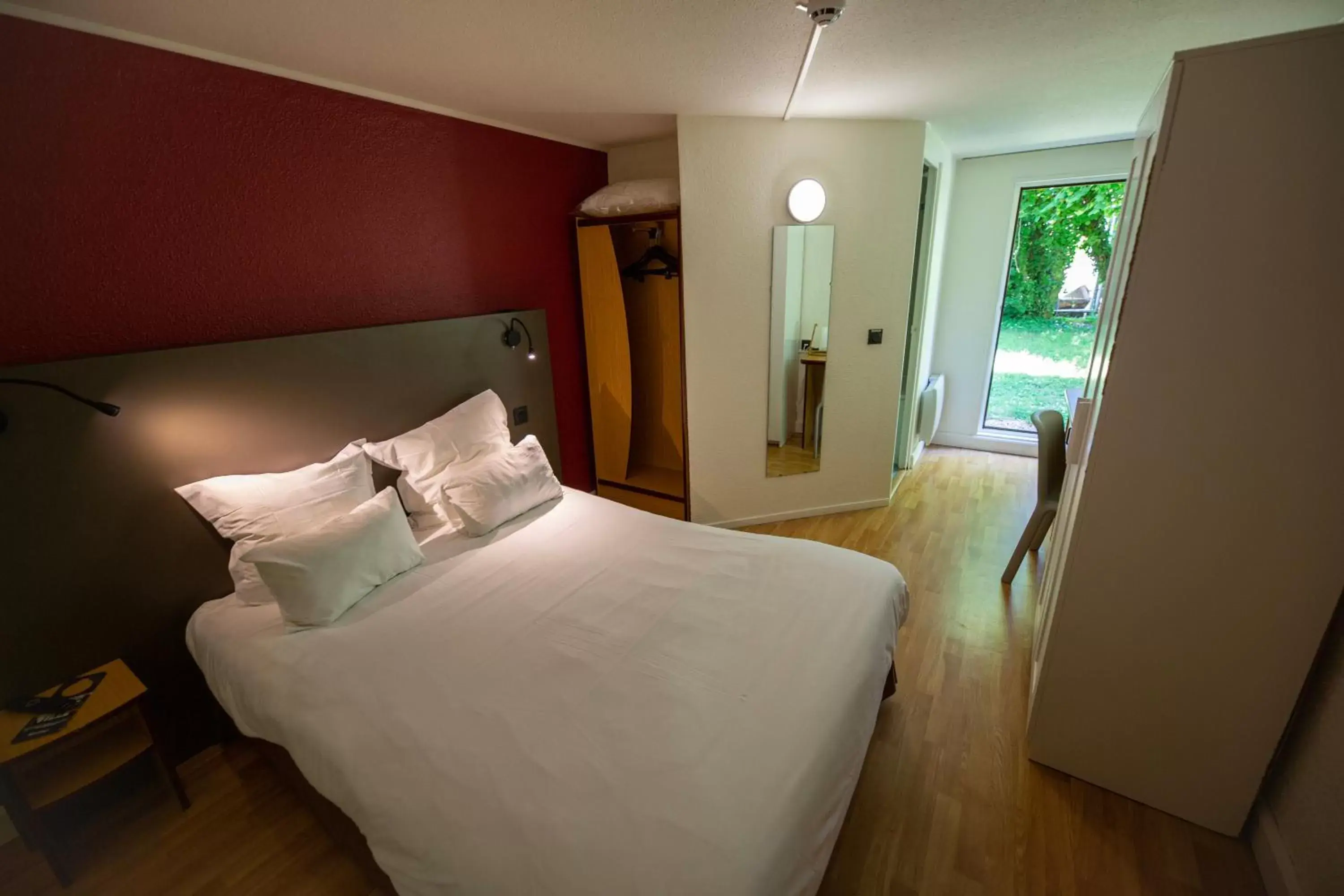 Bedroom, Bed in Kyriad Blois Sud