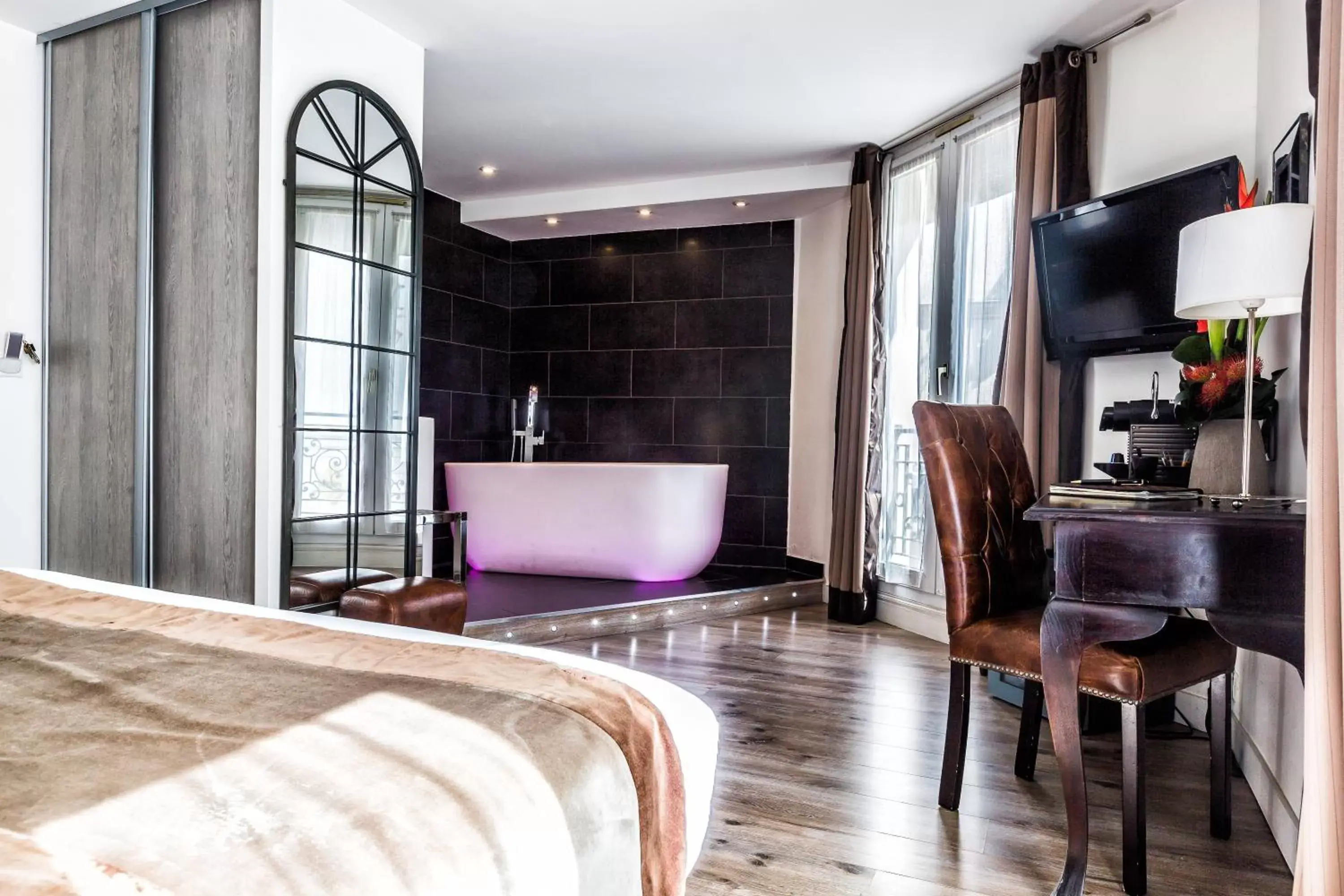 Bathroom, TV/Entertainment Center in Atelier Montparnasse Hotel