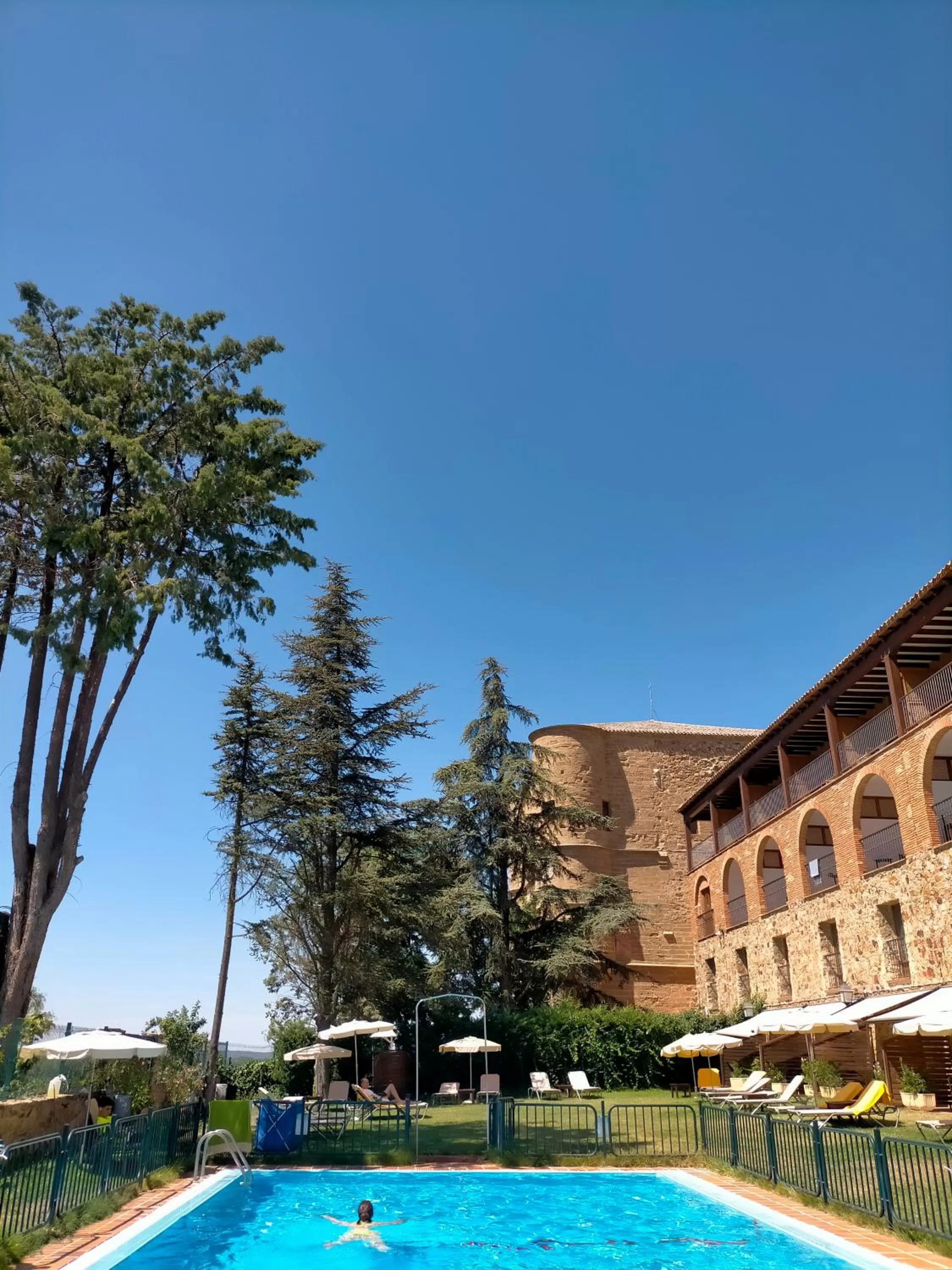 Pool view in Parador de Benavente