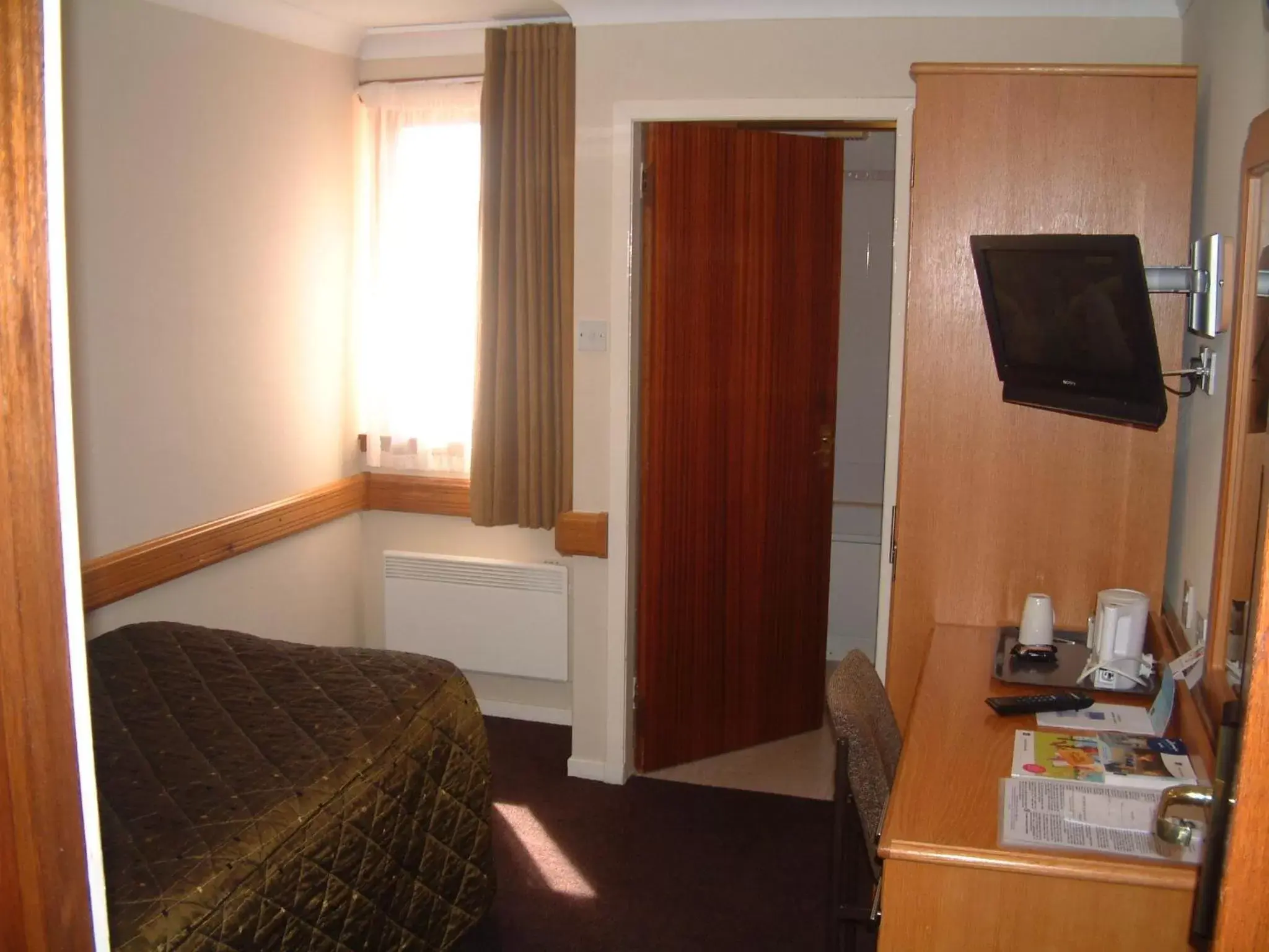 Photo of the whole room, Bed in Best Western Kings Manor
