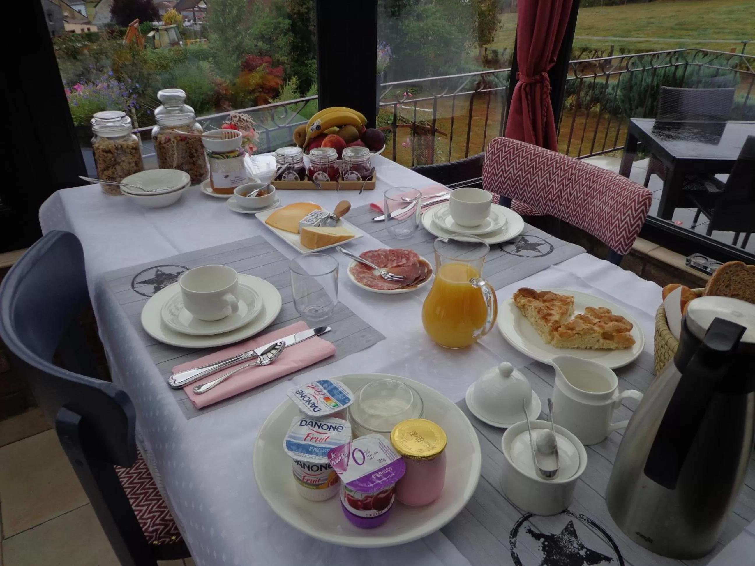Continental breakfast in Le Chant du Merle