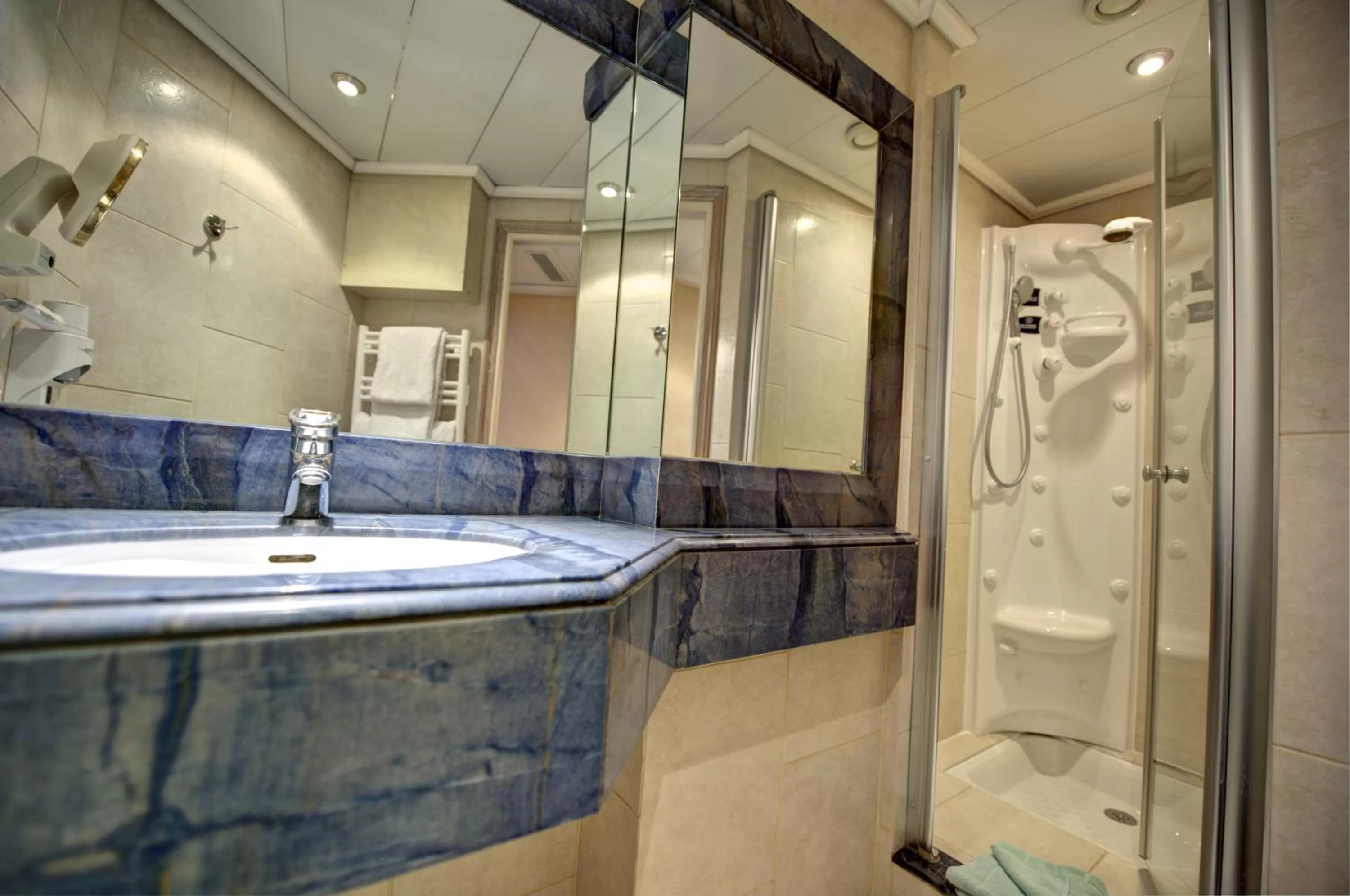 Shower in Hôtel Du Midi Paris Montparnasse