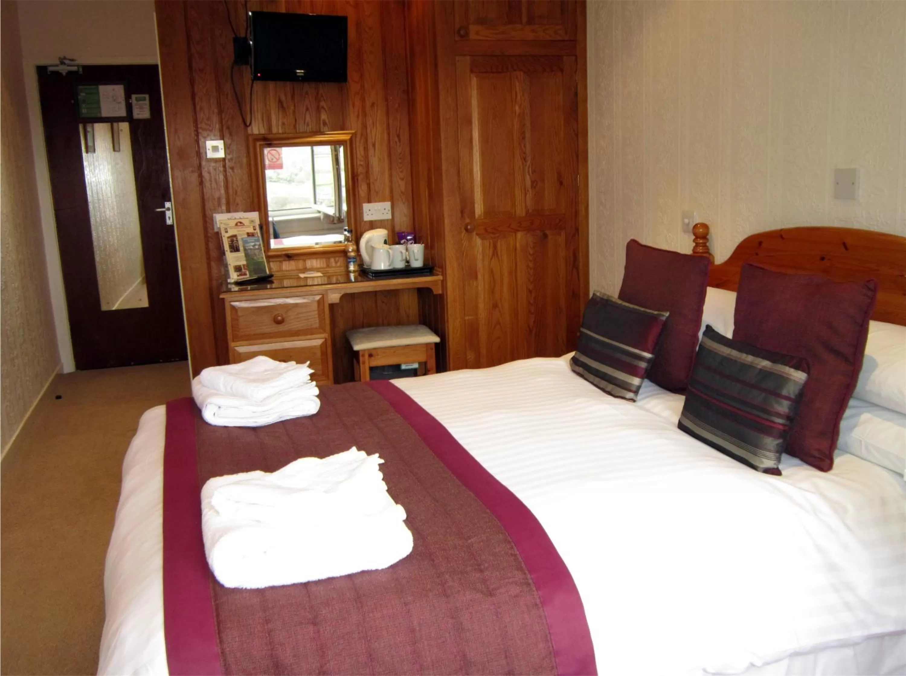 Bedroom, Bed in The Old White Lion Hotel