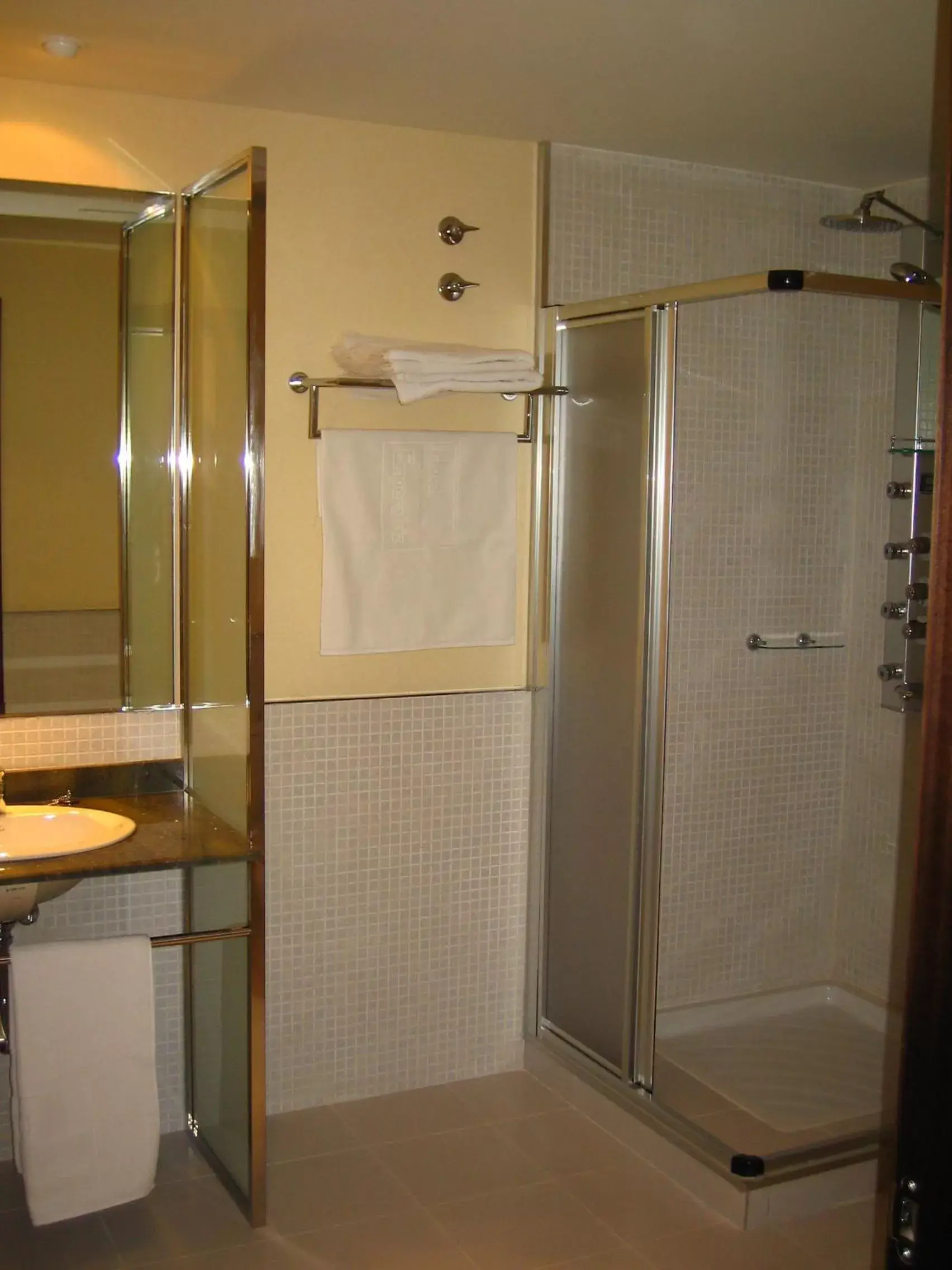 Bathroom in Hotel Puerta de Ocaña
