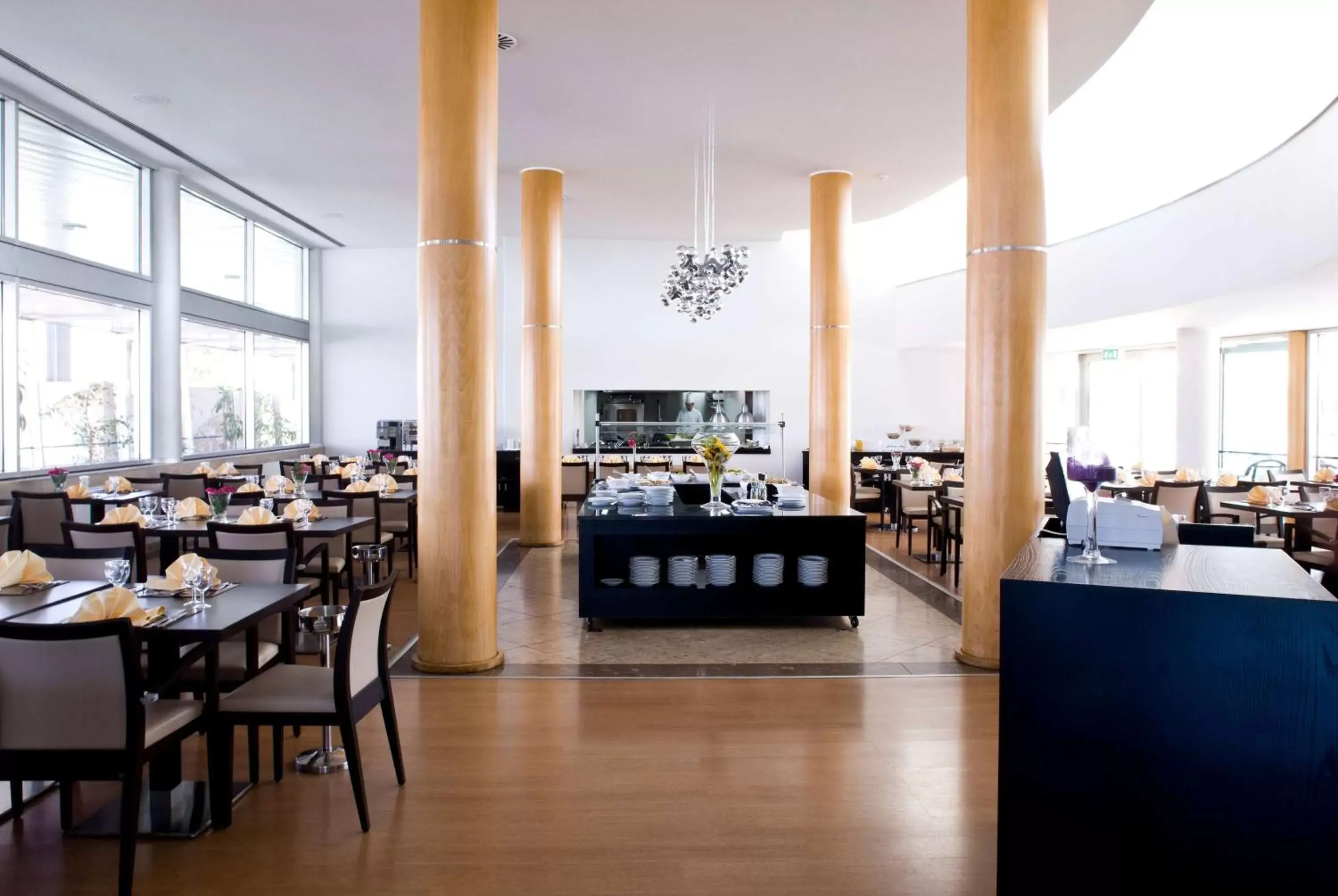 Restaurant/Places to Eat in TRYP by Wyndham Porto Expo Hotel