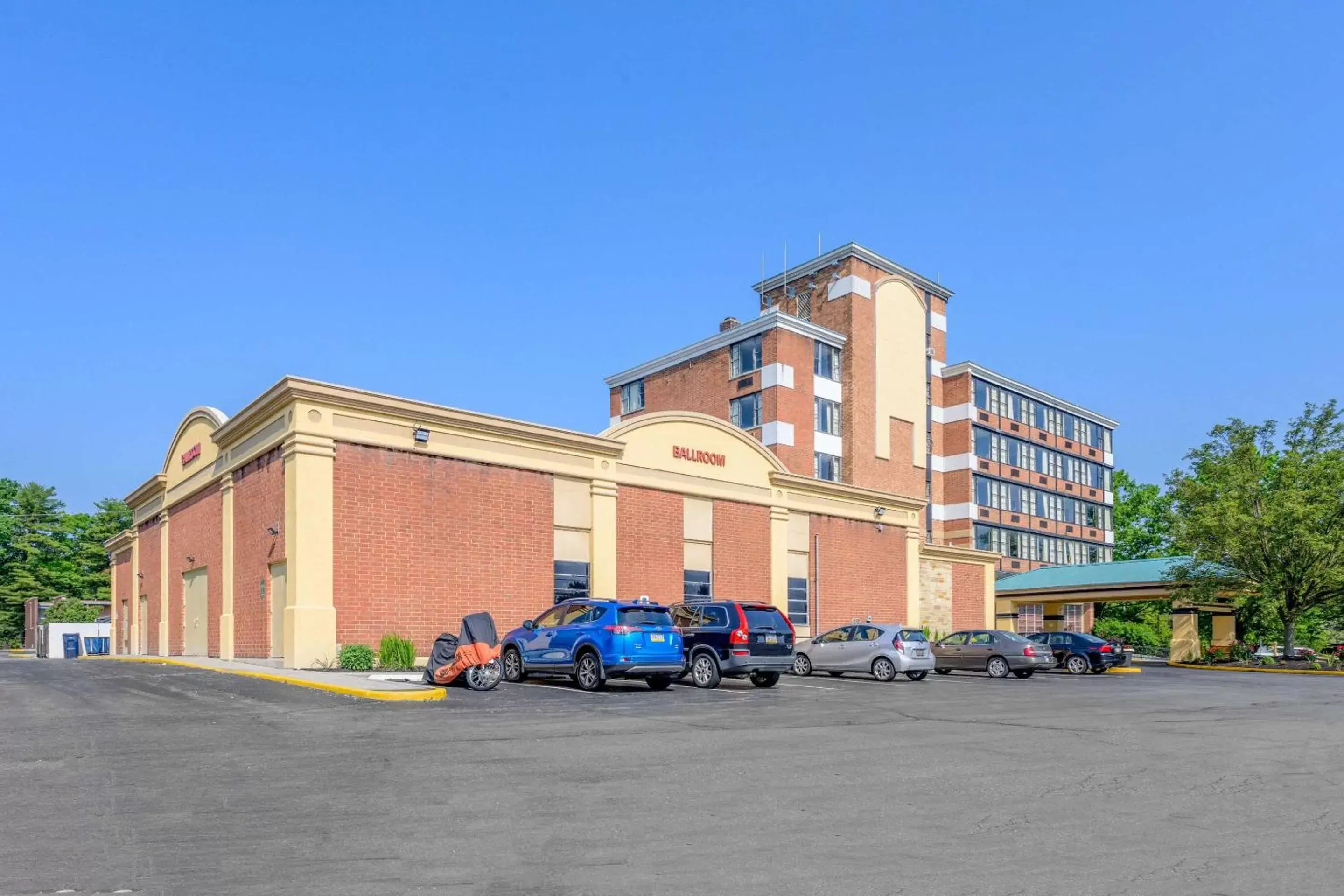Property Building in Days Inn & Suites by Wyndham Lebanon PA