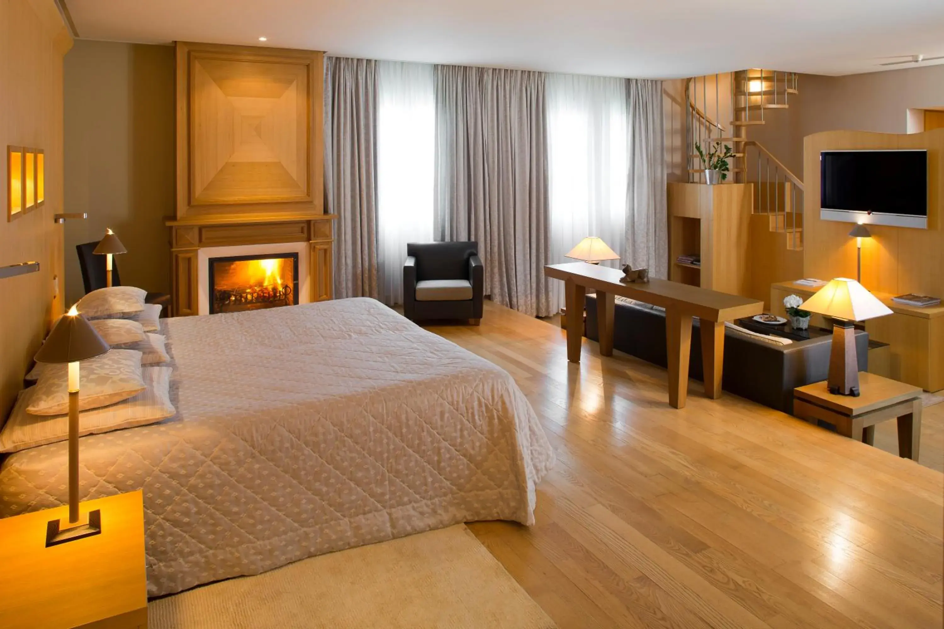 Communal lounge/ TV room, Bed in Bastide Saint Antoine - Relais & Châteaux