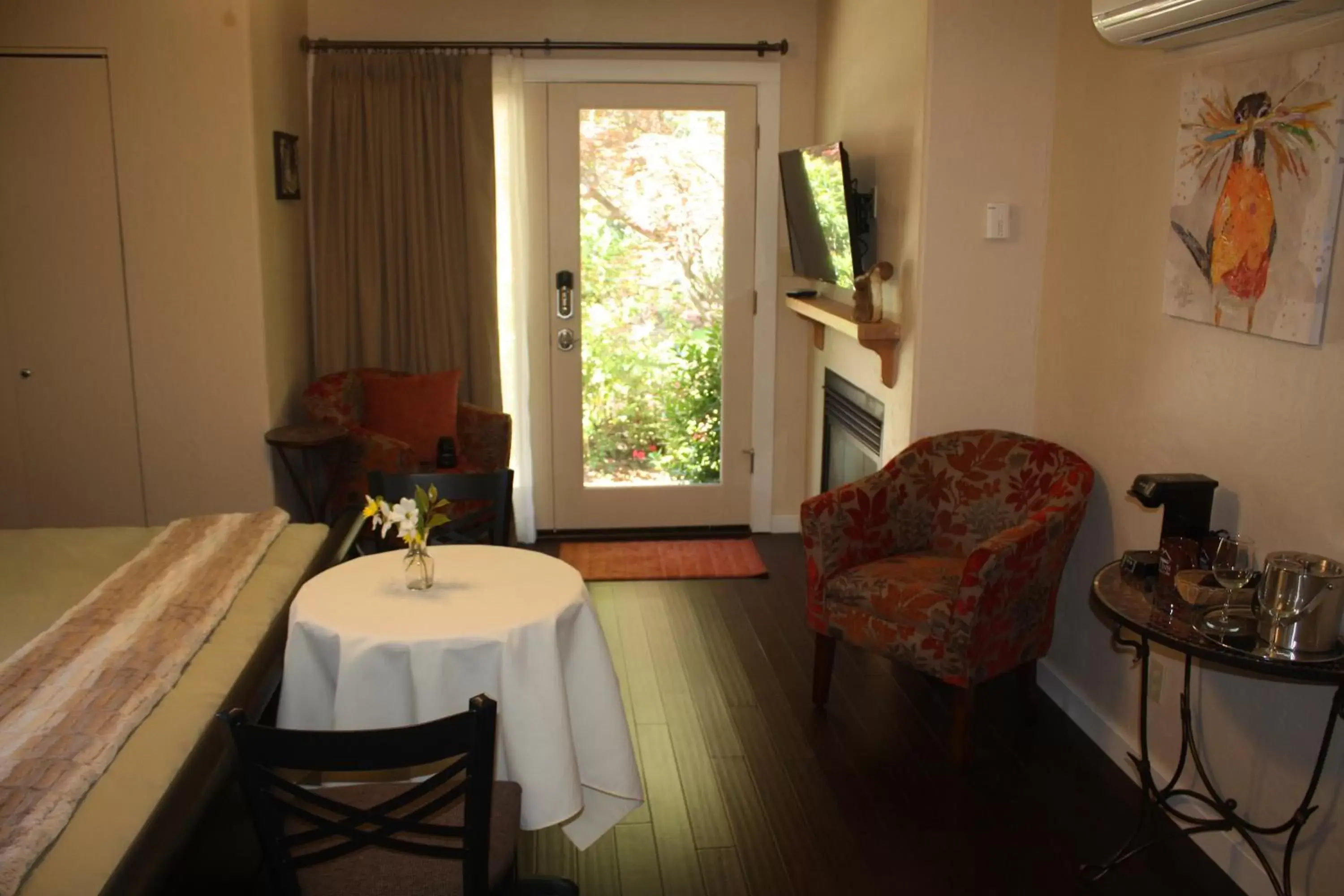 Photo of the whole room, Seating Area in The Inn at Shasta Lake