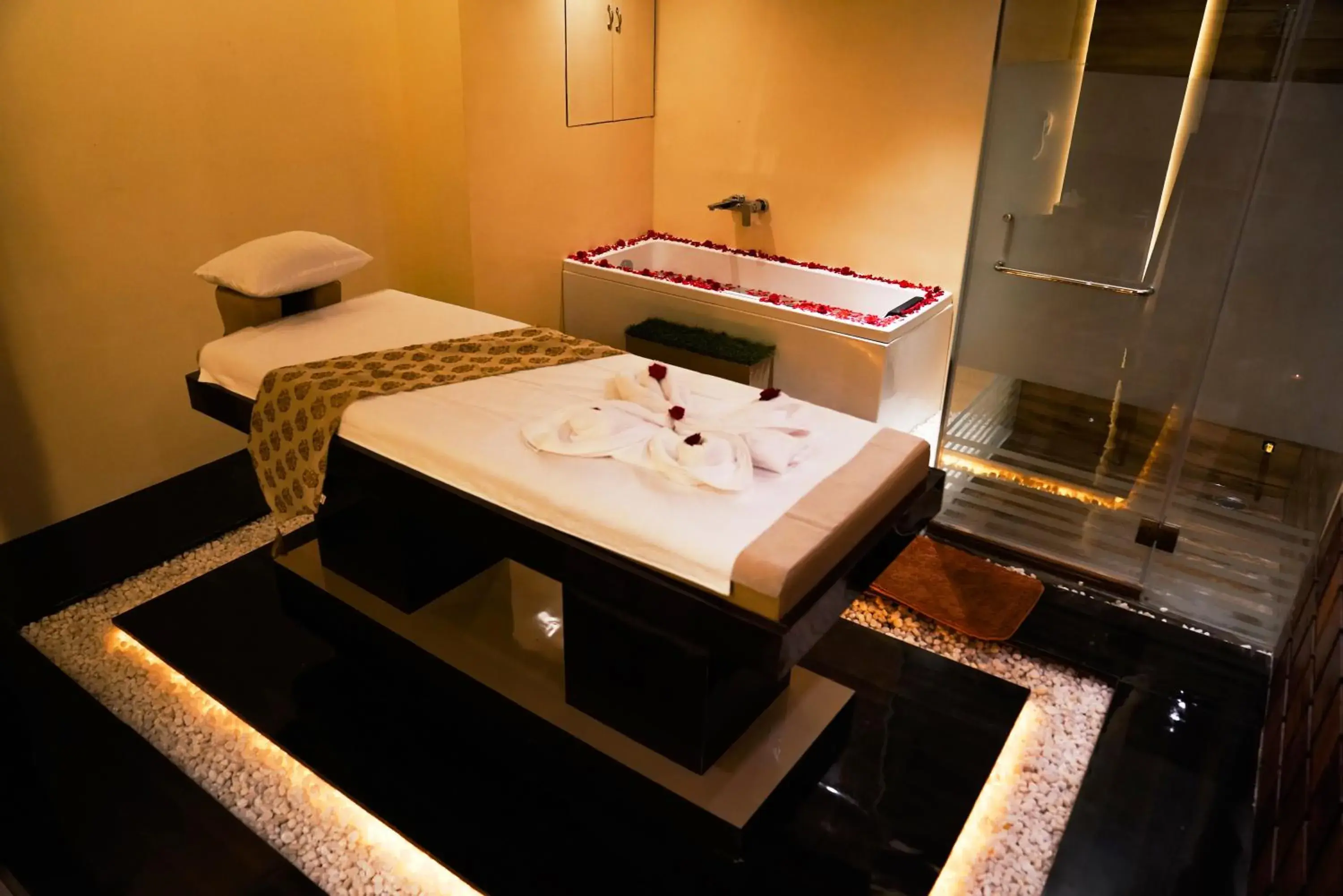 Spa and wellness centre/facilities, Bathroom in Hotel Roopa