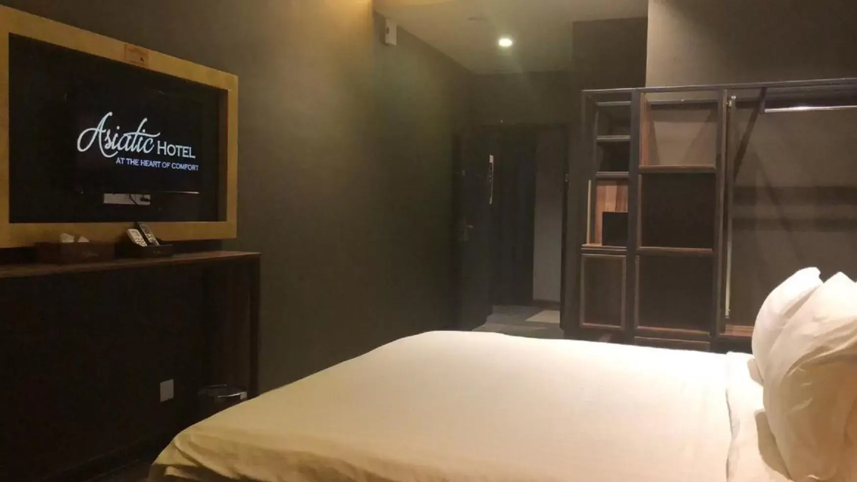 Bedroom, TV/Entertainment Center in Asiatic Hotel