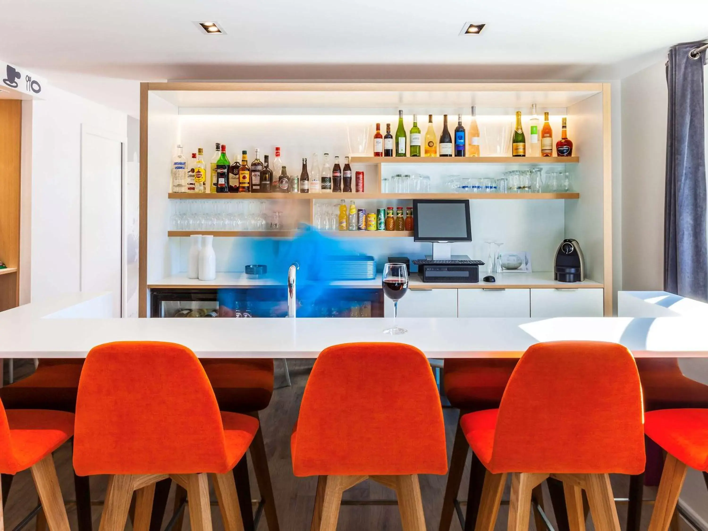Lounge or bar, Kitchen/Kitchenette in ibis Styles Toulouse Nord Sesquieres