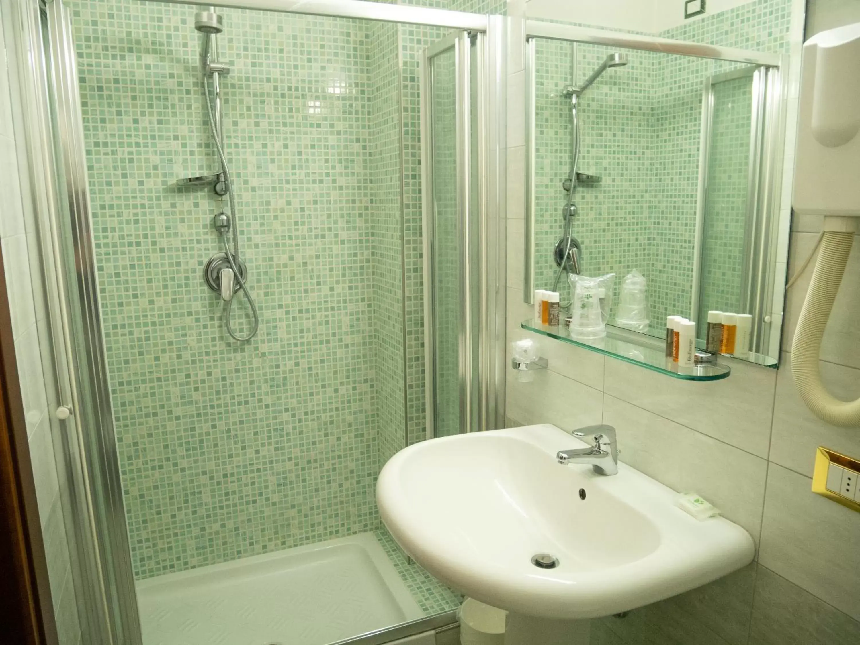 Bathroom in Dipendenza Hotel Londra