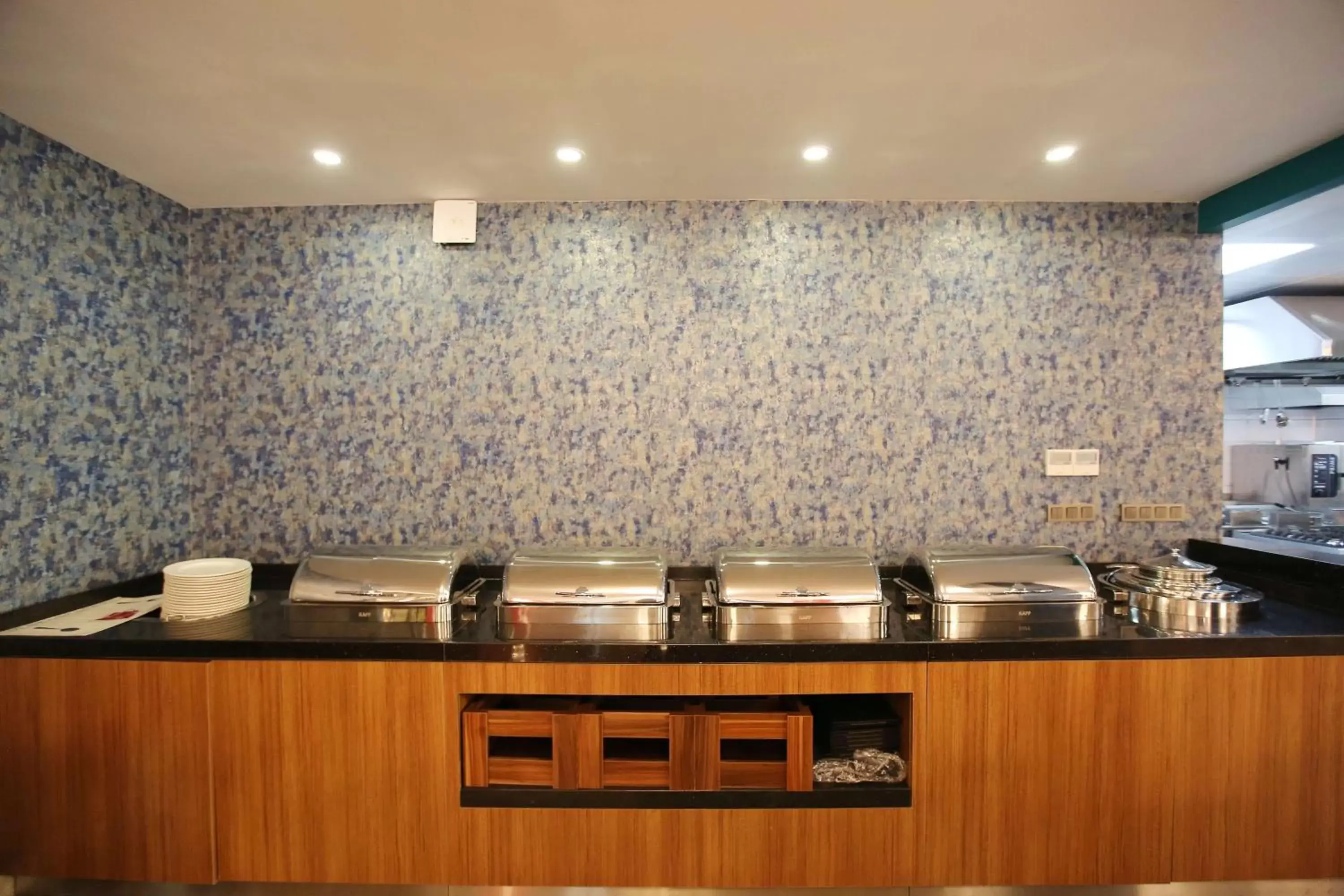 stove, Kitchen/Kitchenette in Best Western Plus Center Hotel