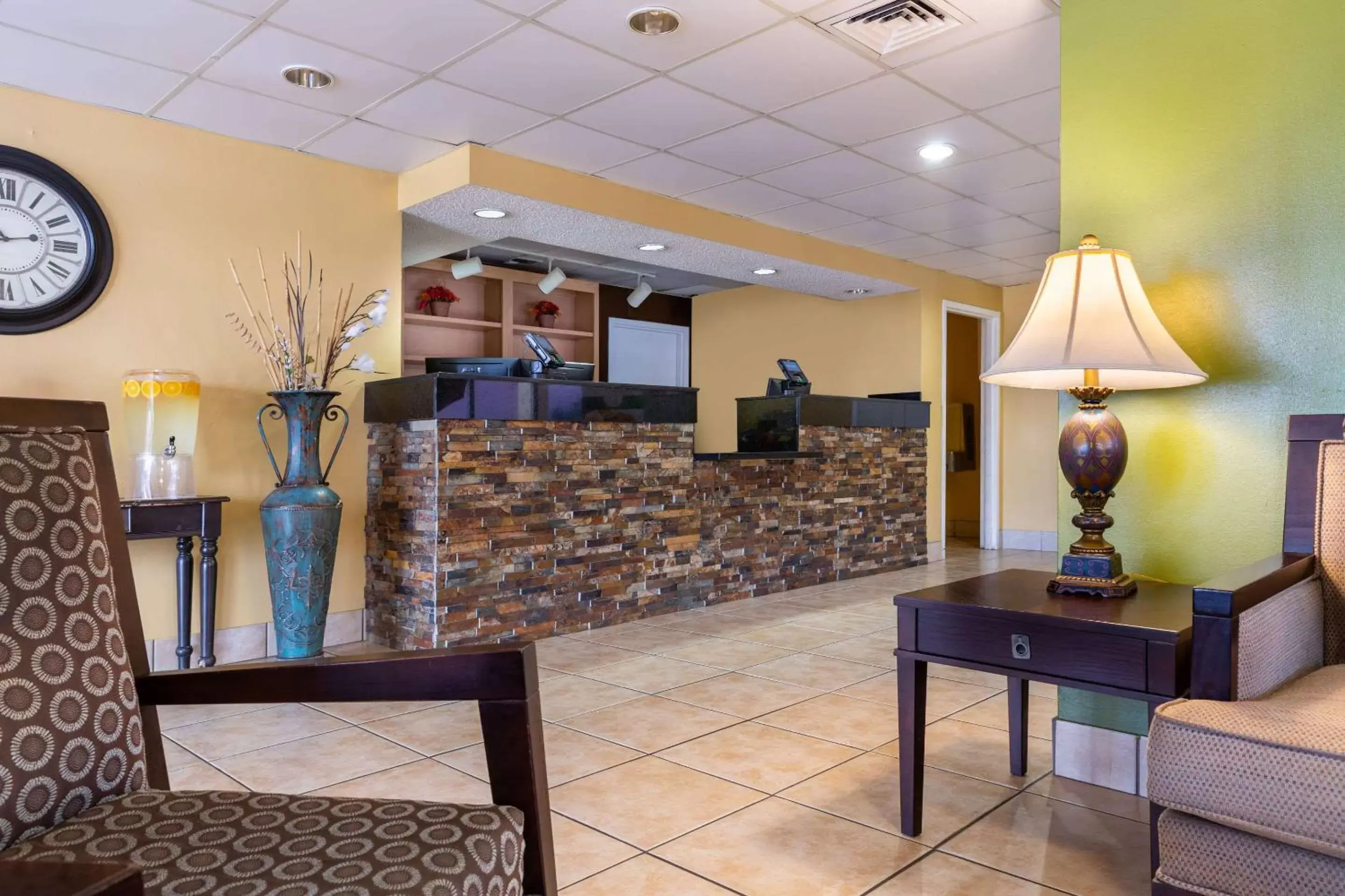 Lobby or reception, Lounge/Bar in Quality Inn at Arlington Highlands