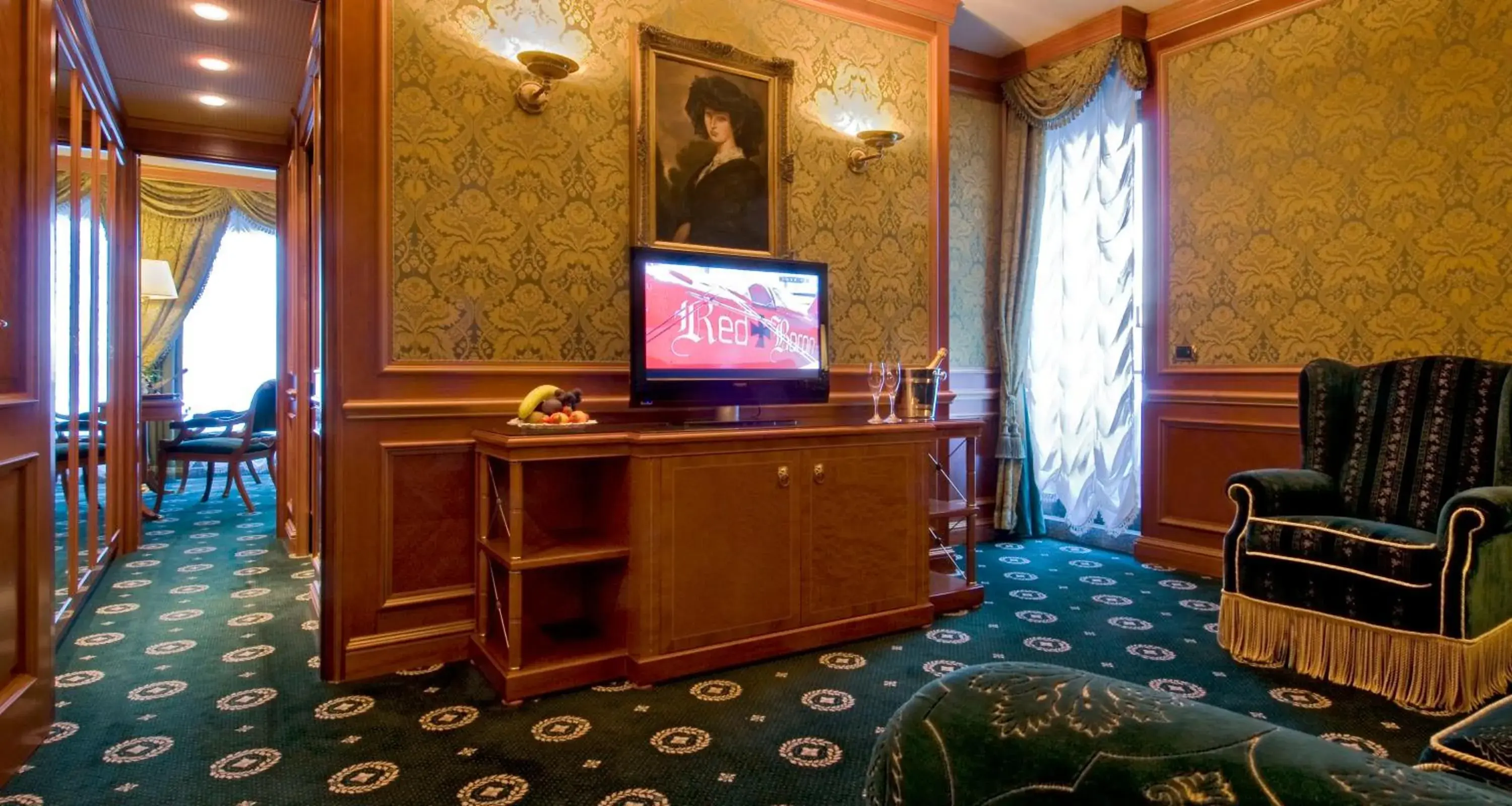 Photo of the whole room, TV/Entertainment Center in Grand Hotel Dino