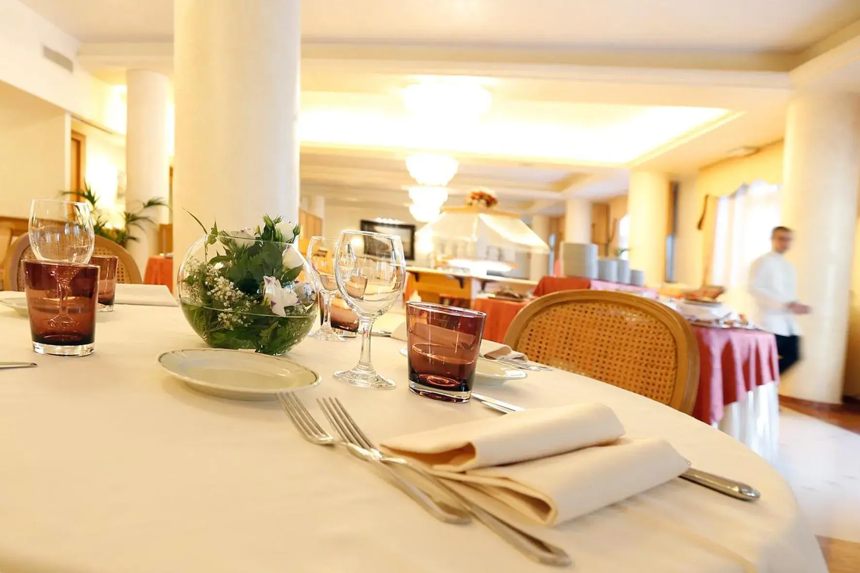 Restaurant/Places to Eat in Hotel Savoy Palace