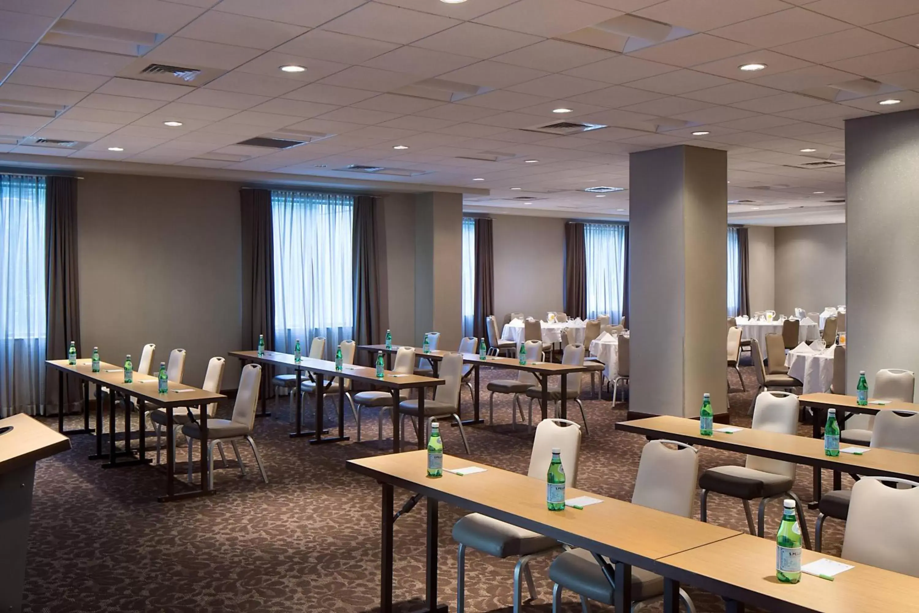 Meeting/conference room, Restaurant/Places to Eat in Courtyard Grand Rapids Downtown